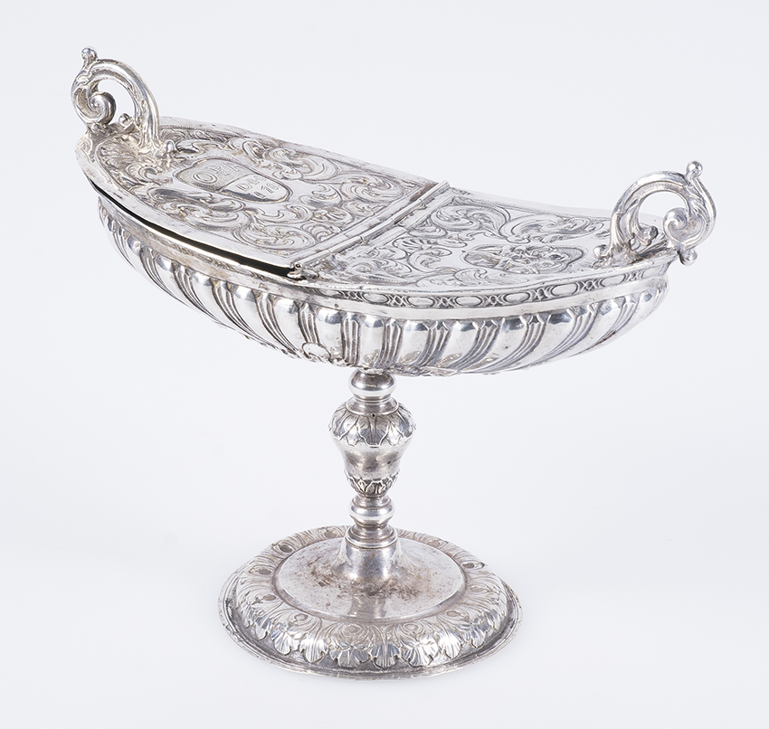 Embossed and chiselled silver incense burner. Possibly colonial work. Early 18th century. - Image 2 of 9