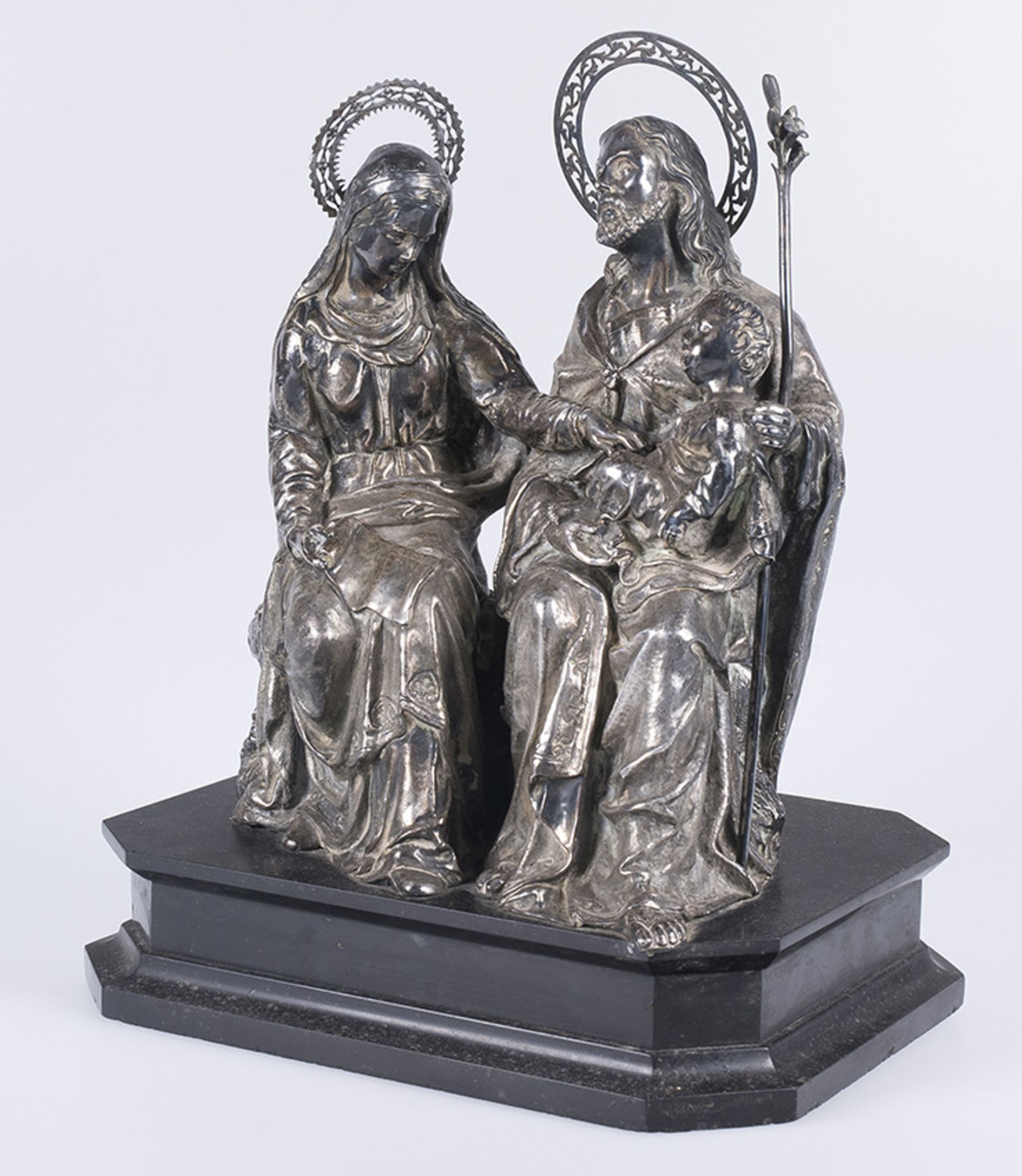 &quot;Holy Family&quot; Carved, chiselled and embossed silver sculptural group. Spanish school. 18th - Image 3 of 9