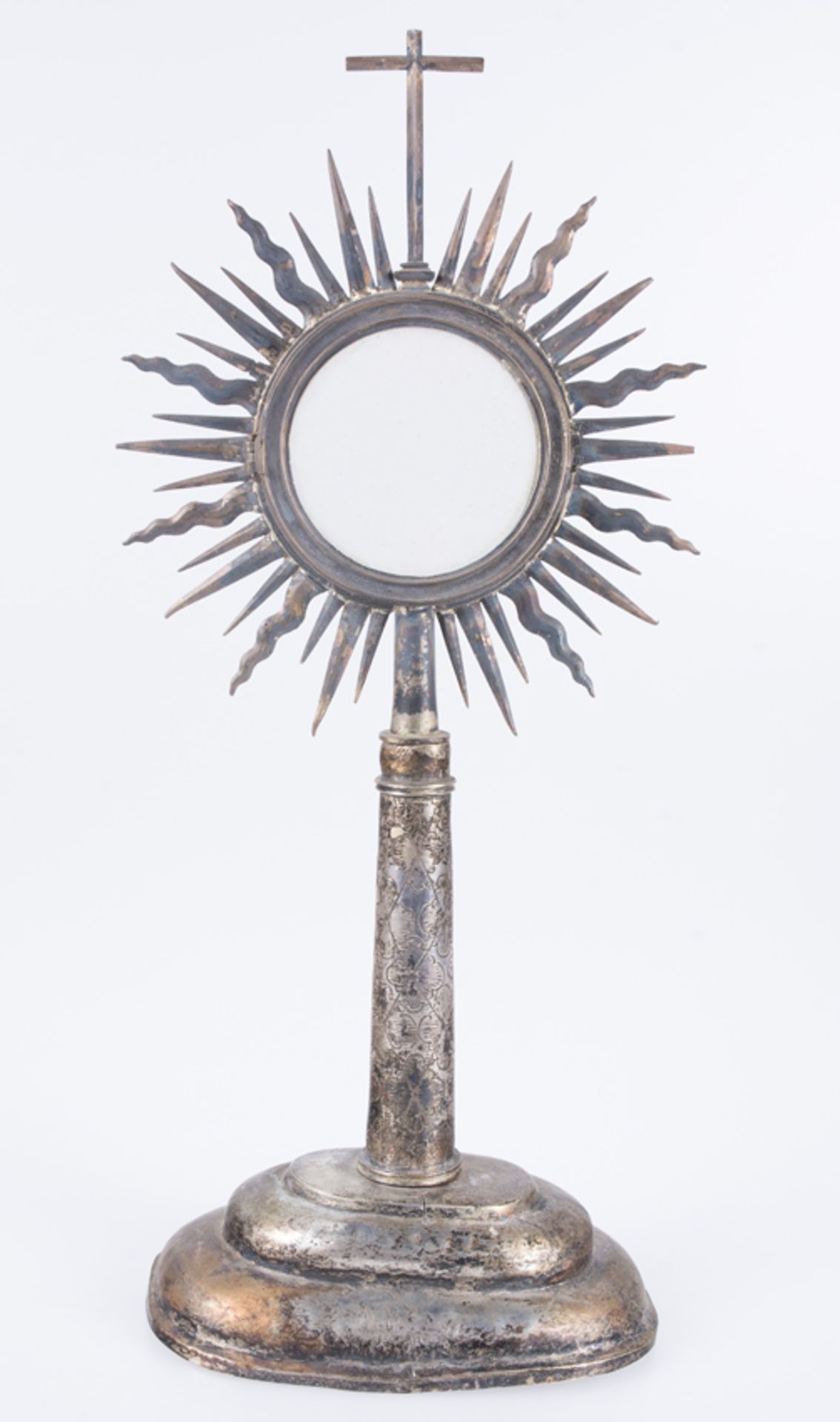 Monstrance in embossed silver. Colonial school. Possibly Mexico. XVII - XVIII century. - Image 4 of 5
