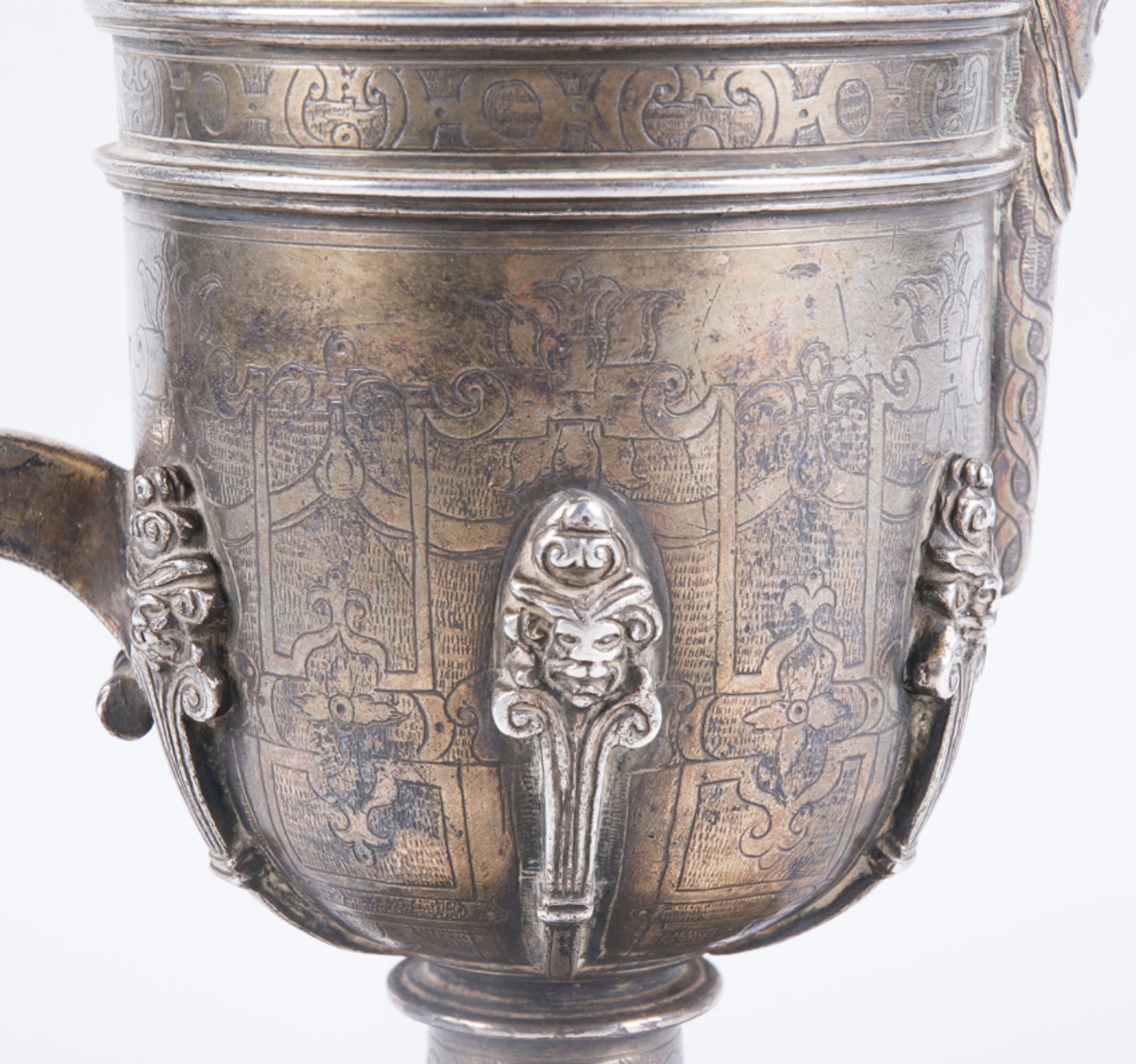 Embossed, chiselled and gilded silver jug "jarra de pico". New Spain. Mexico. 2nd half 16th cent. - Image 7 of 12