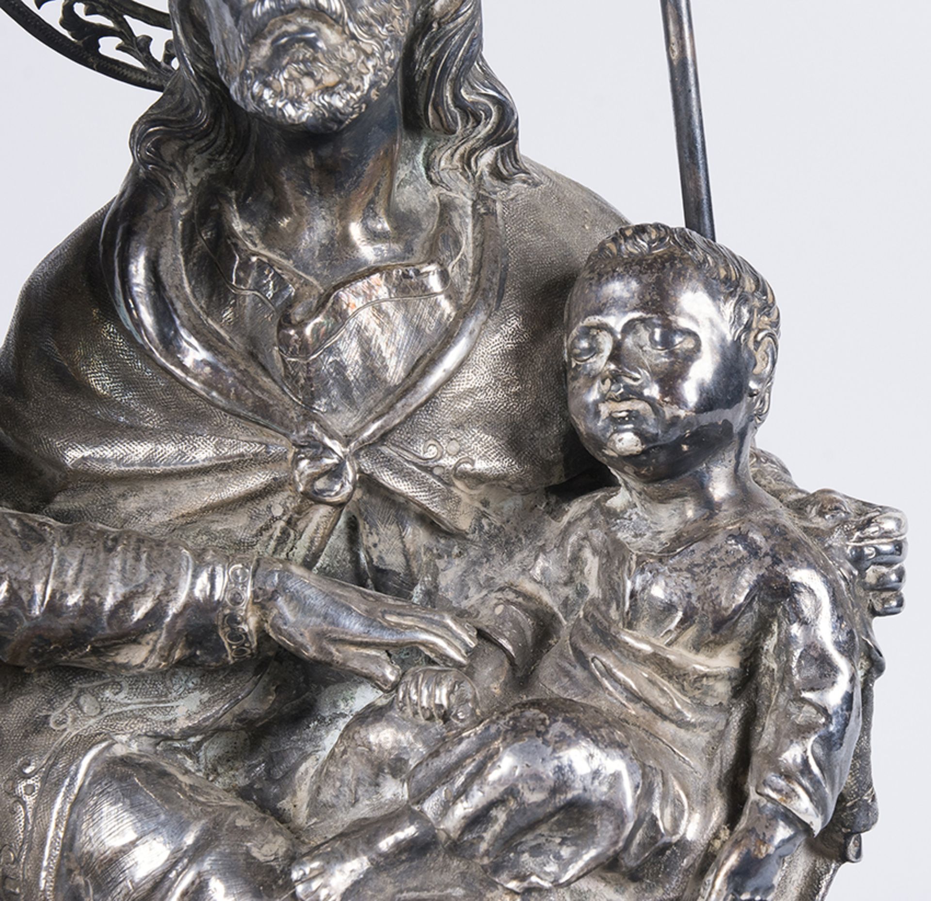 &quot;Holy Family&quot; Carved, chiselled and embossed silver sculptural group. Spanish school. 18th - Image 5 of 9