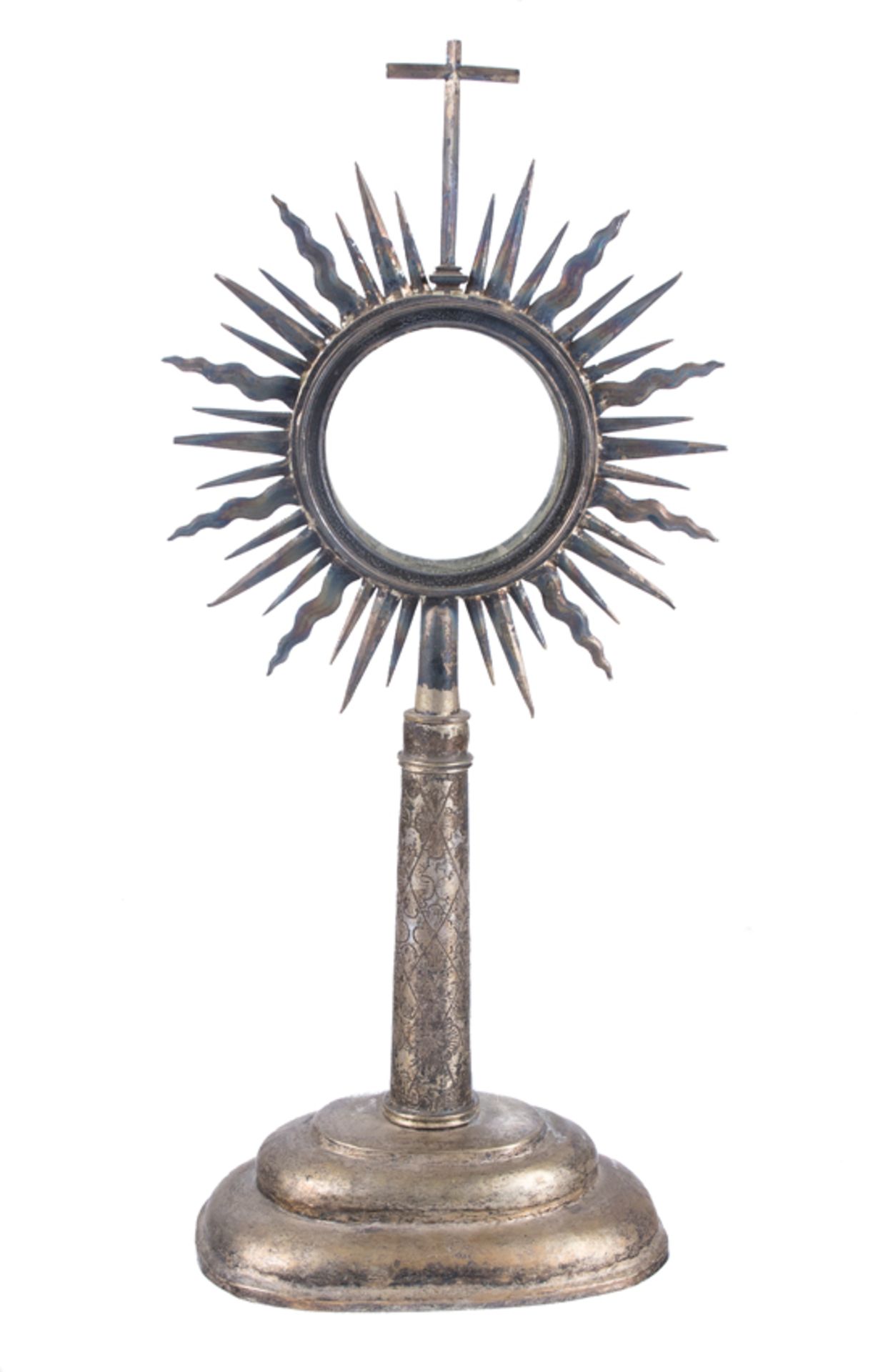 Monstrance in embossed silver. Colonial school. Possibly Mexico. XVII - XVIII century.