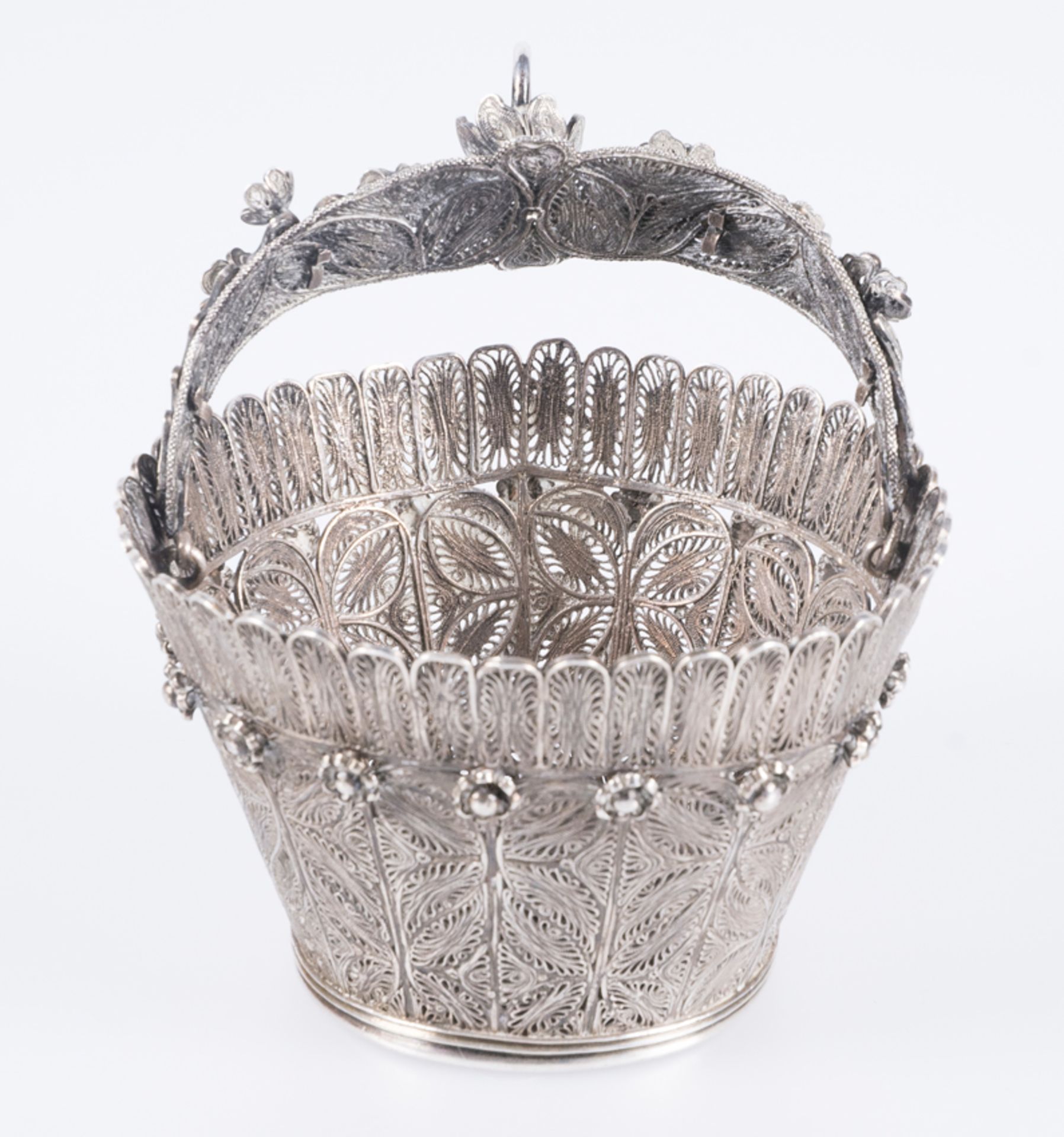 Silver filigree and cast silver scent bottle with applications in the shape of a basket. Colonial Sc - Image 5 of 7