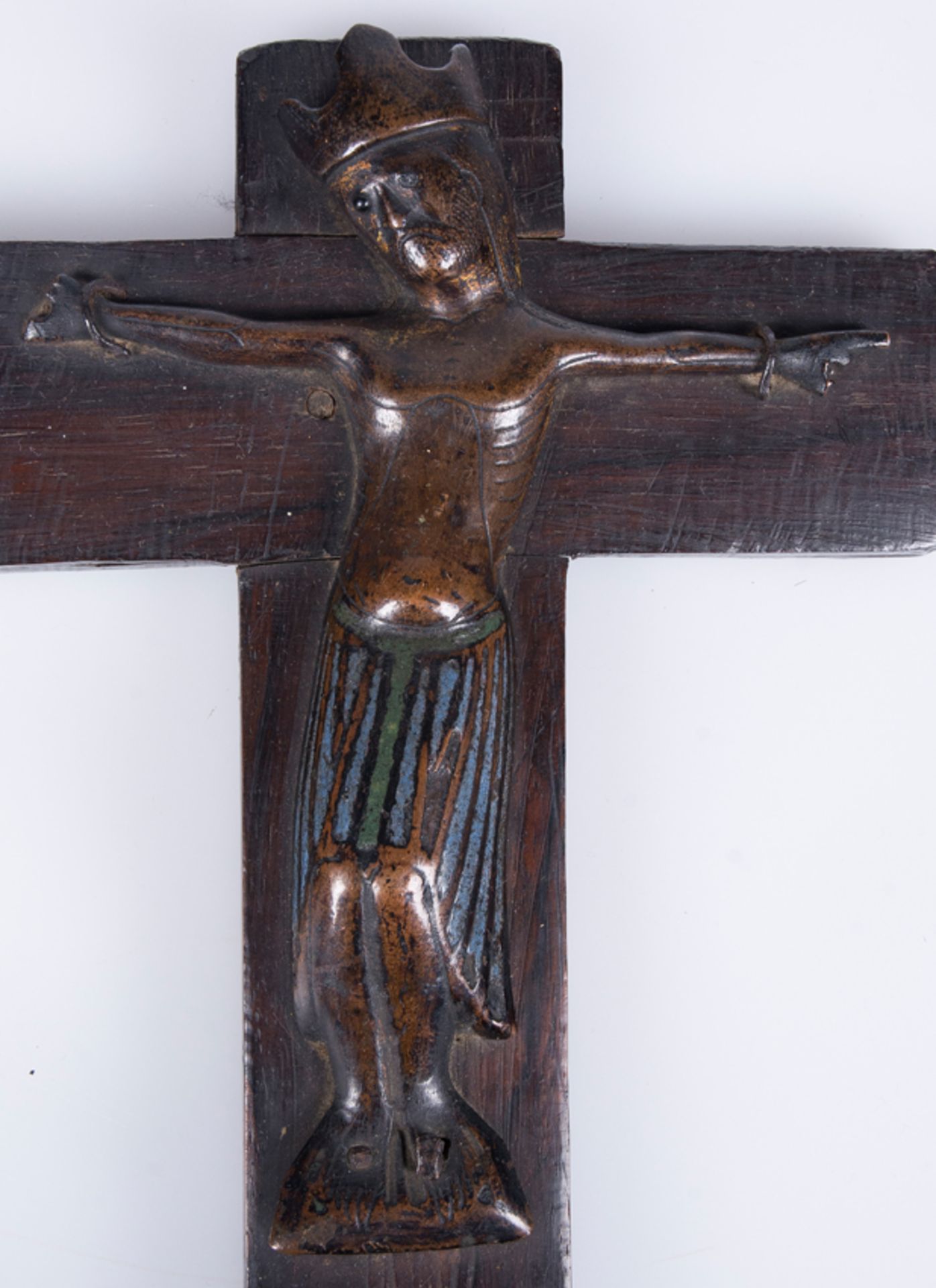 "Christ alive". Chased copper figure, with slight traces of gilding and champlevé enamel. Limoges. - Bild 2 aus 4