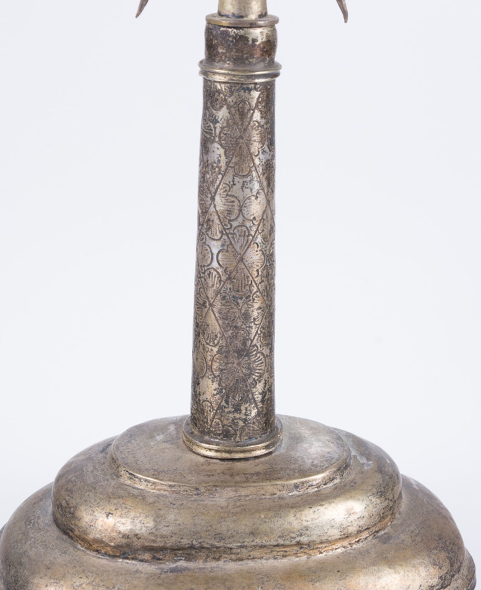 Monstrance in embossed silver. Colonial school. Possibly Mexico. XVII - XVIII century. - Image 3 of 5