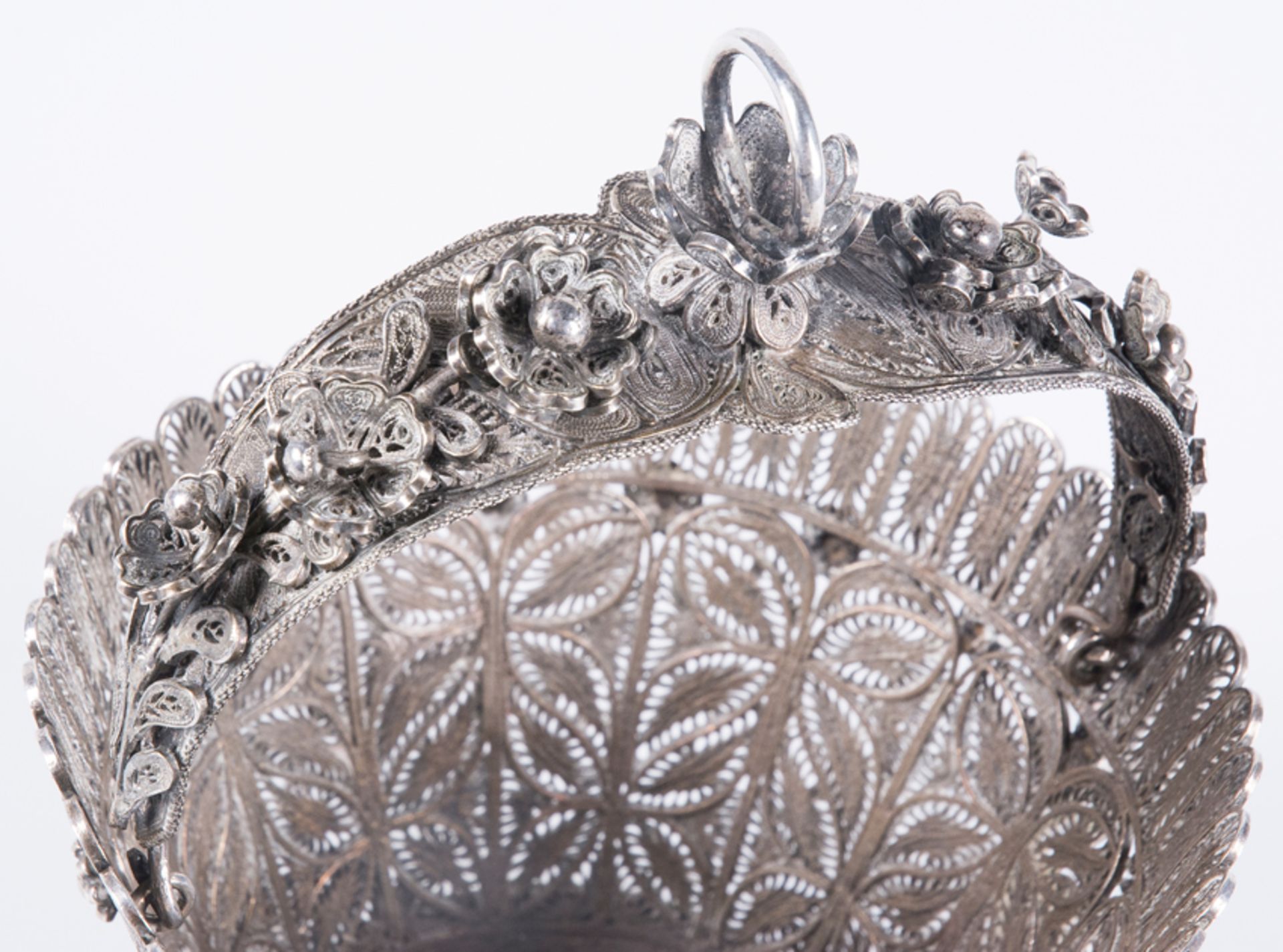 Silver filigree and cast silver scent bottle with applications in the shape of a basket. Colonial Sc - Image 3 of 7