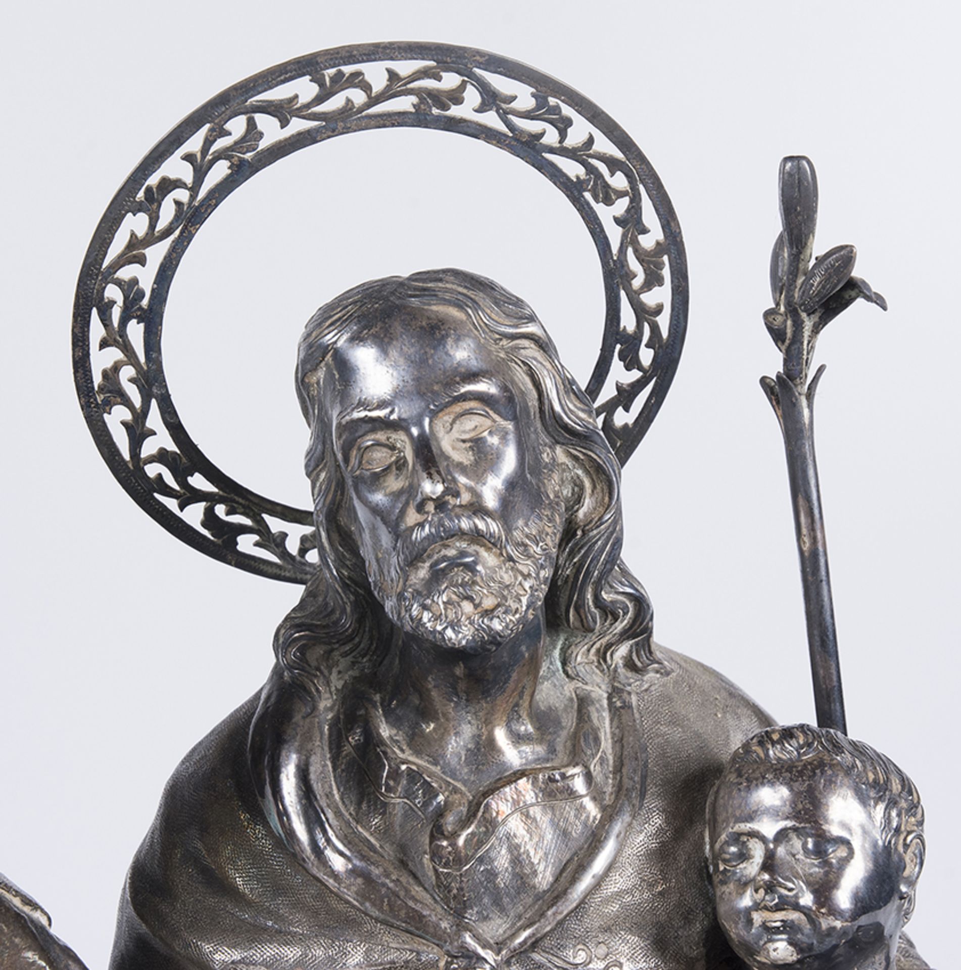 &quot;Holy Family&quot; Carved, chiselled and embossed silver sculptural group. Spanish school. 18th - Image 4 of 9
