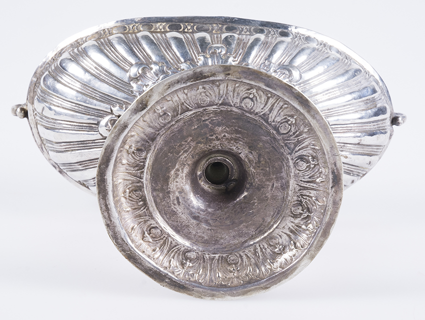 Embossed and chiselled silver incense burner. Possibly colonial work. Early 18th century. - Image 9 of 9