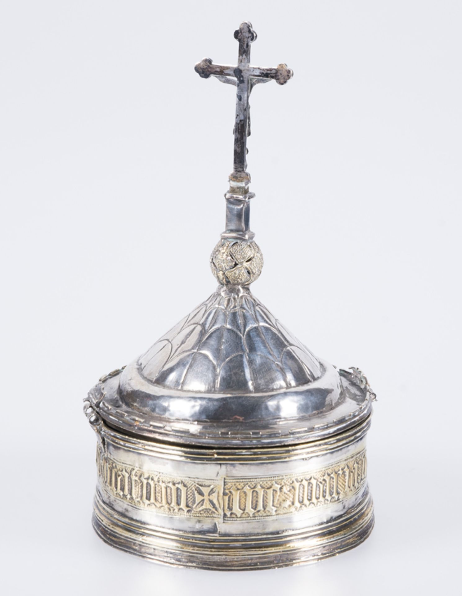 Spanish silver pyx with silver vermeil interior. Possibly Burgos. Gothic. 15th century. - Image 2 of 9