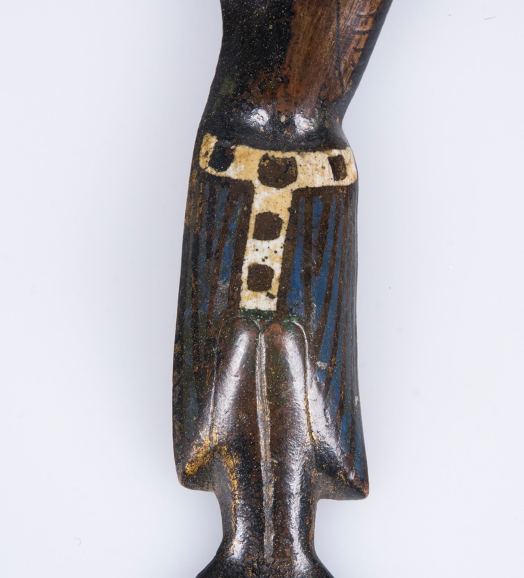 &quot;Christ alive&quot;. Chased copper figure, with traces of gilding and champlev&eacute; enamel. - Bild 3 aus 5