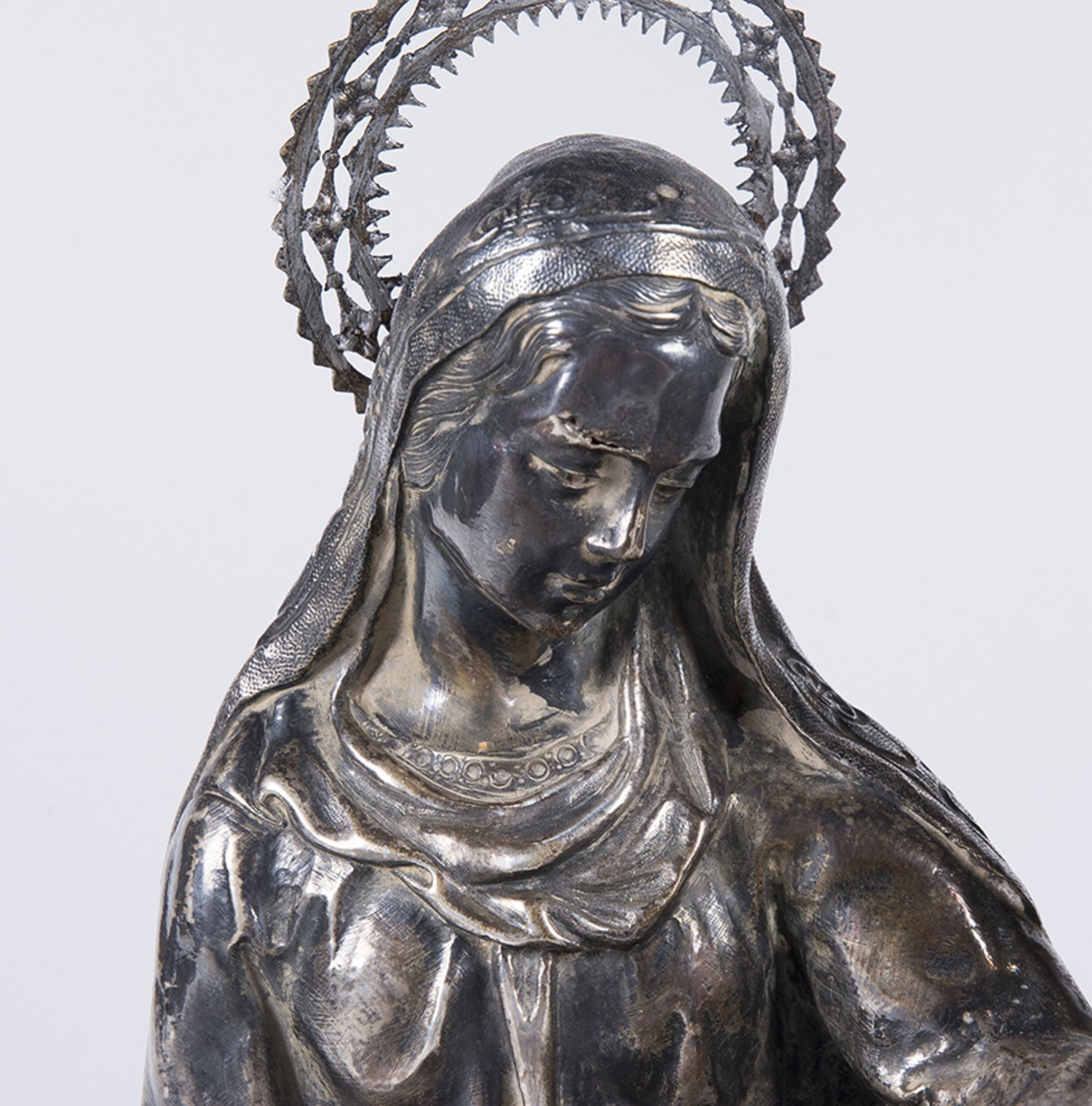 &quot;Holy Family&quot; Carved, chiselled and embossed silver sculptural group. Spanish school. 18th - Image 6 of 9