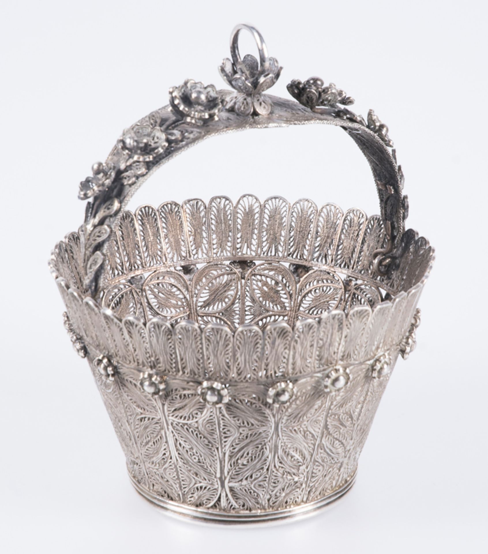 Silver filigree and cast silver scent bottle with applications in the shape of a basket. Colonial Sc - Image 2 of 7