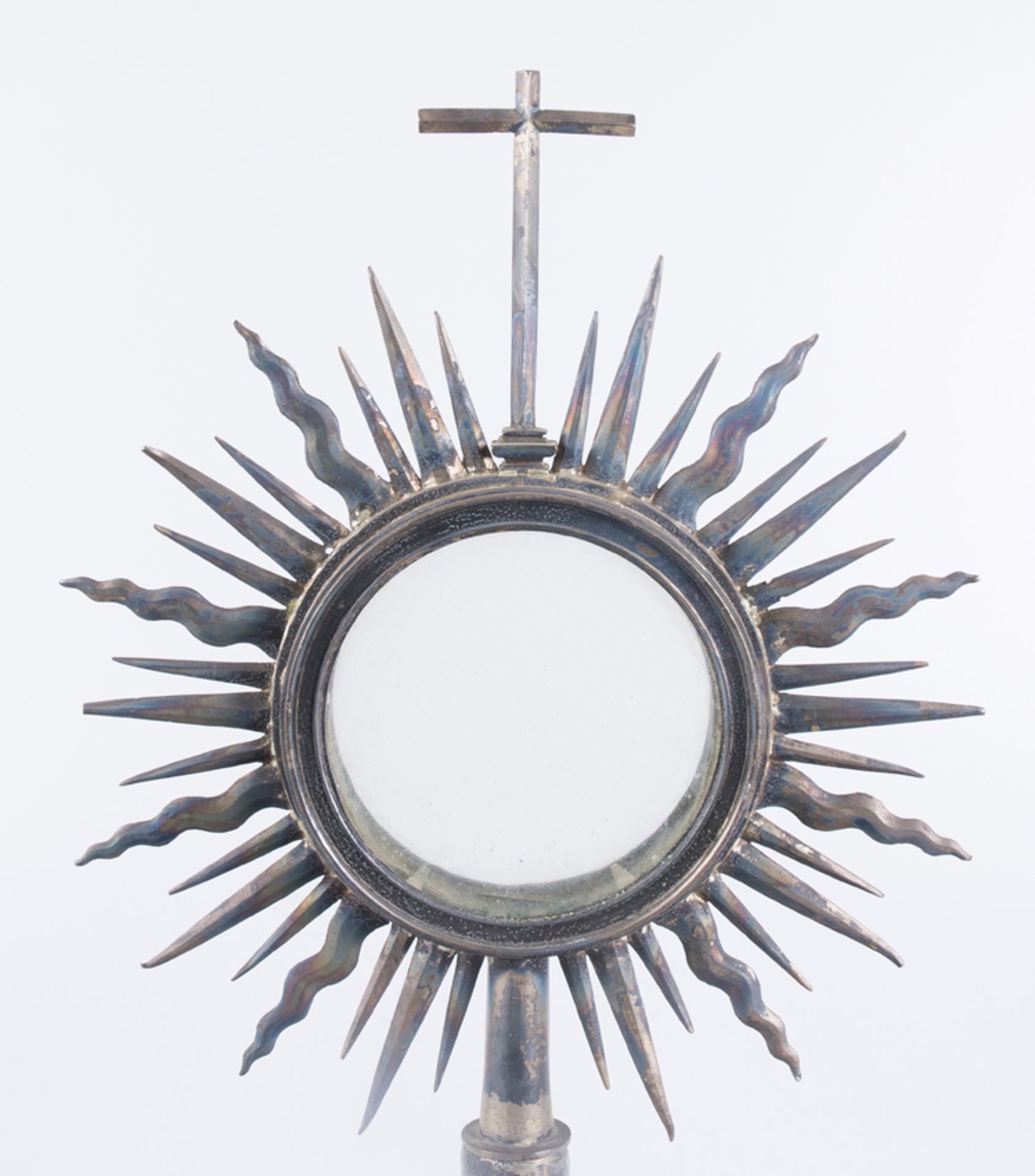 Monstrance in embossed silver. Colonial school. Possibly Mexico. XVII - XVIII century. - Image 2 of 5