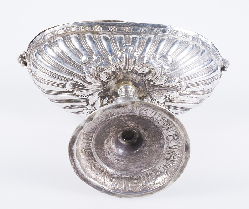 Embossed and chiselled silver incense burner. Possibly colonial work. Early 18th century. - Image 8 of 9