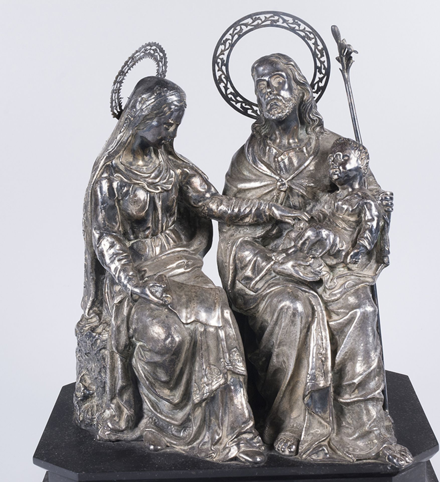 &quot;Holy Family&quot; Carved, chiselled and embossed silver sculptural group. Spanish school. 18th - Image 2 of 9
