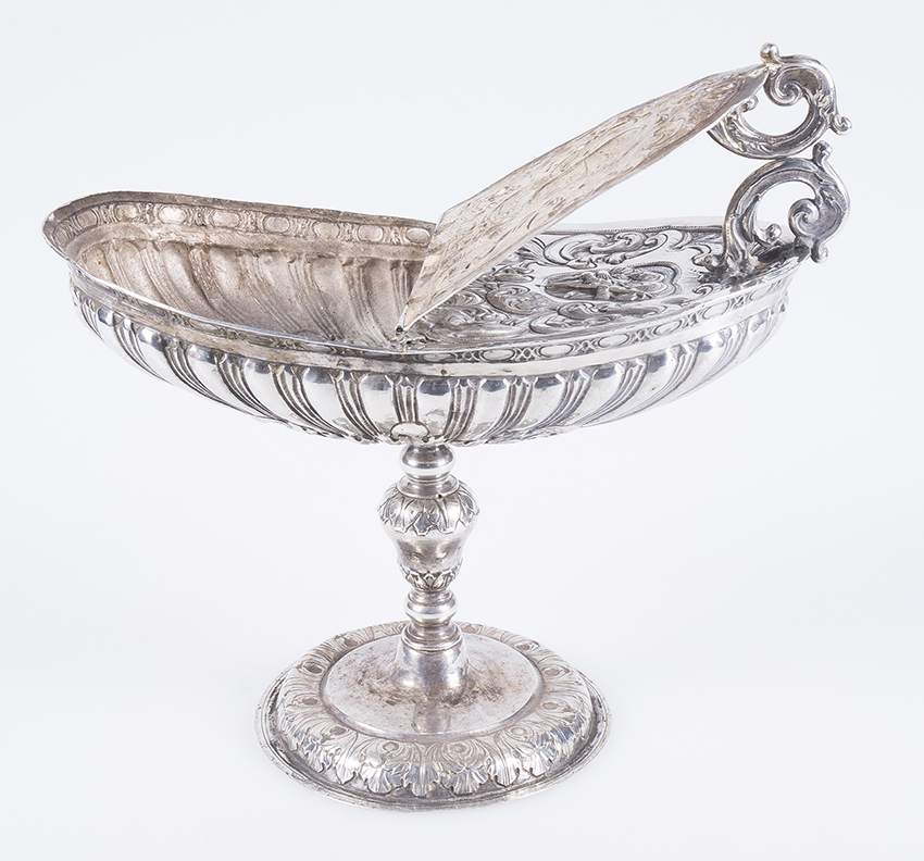 Embossed and chiselled silver incense burner. Possibly colonial work. Early 18th century. - Image 4 of 9