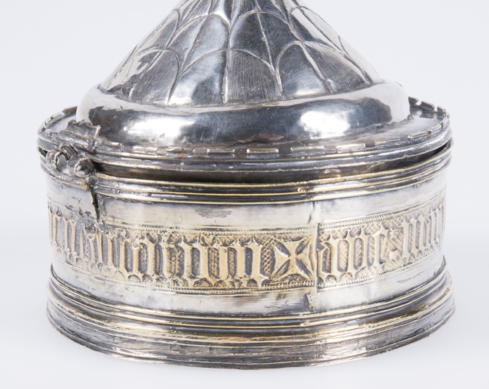 Spanish silver pyx with silver vermeil interior. Possibly Burgos. Gothic. 15th century. - Image 6 of 9