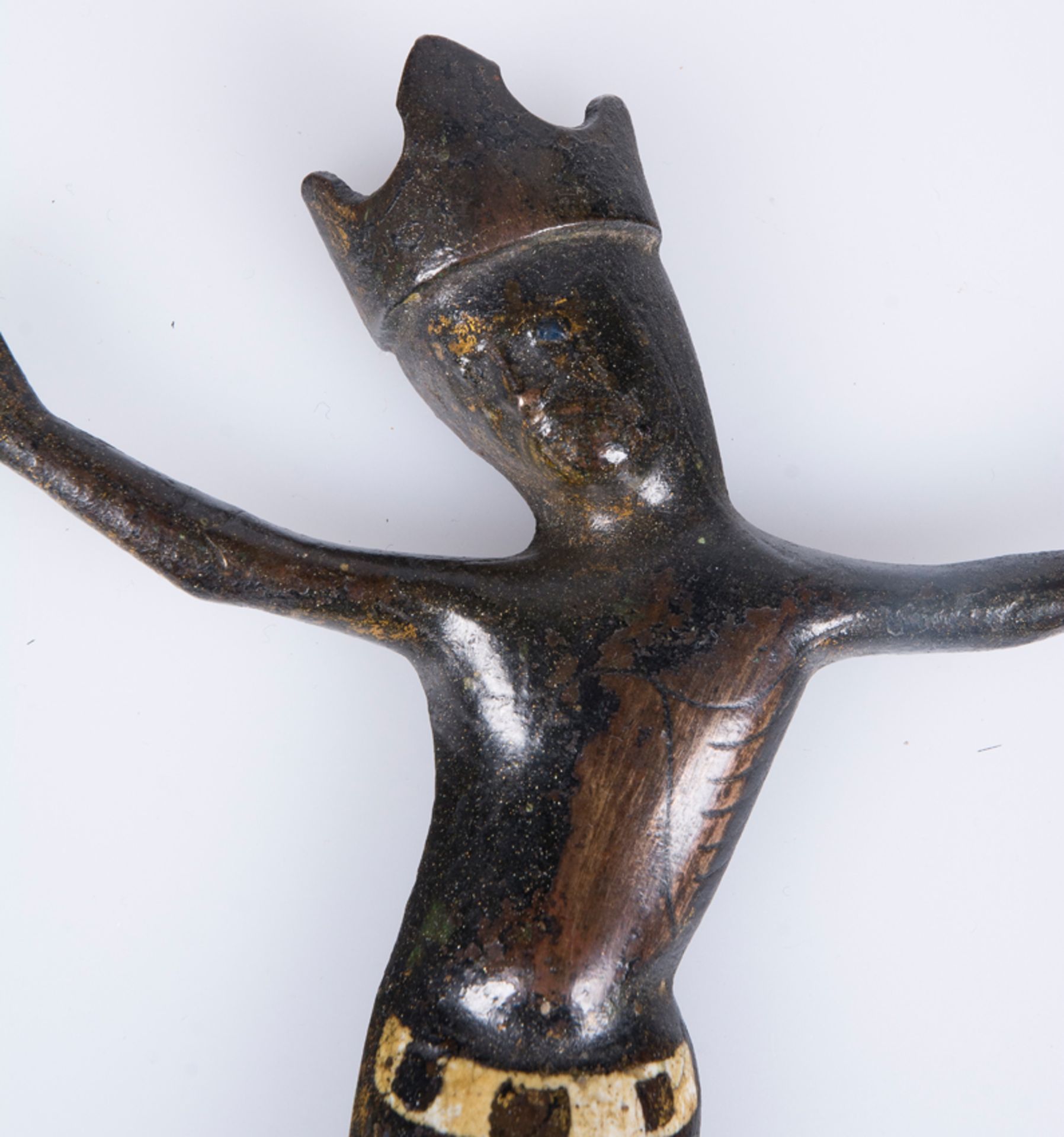 &quot;Christ alive&quot;. Chased copper figure, with traces of gilding and champlev&eacute; enamel. - Bild 2 aus 5