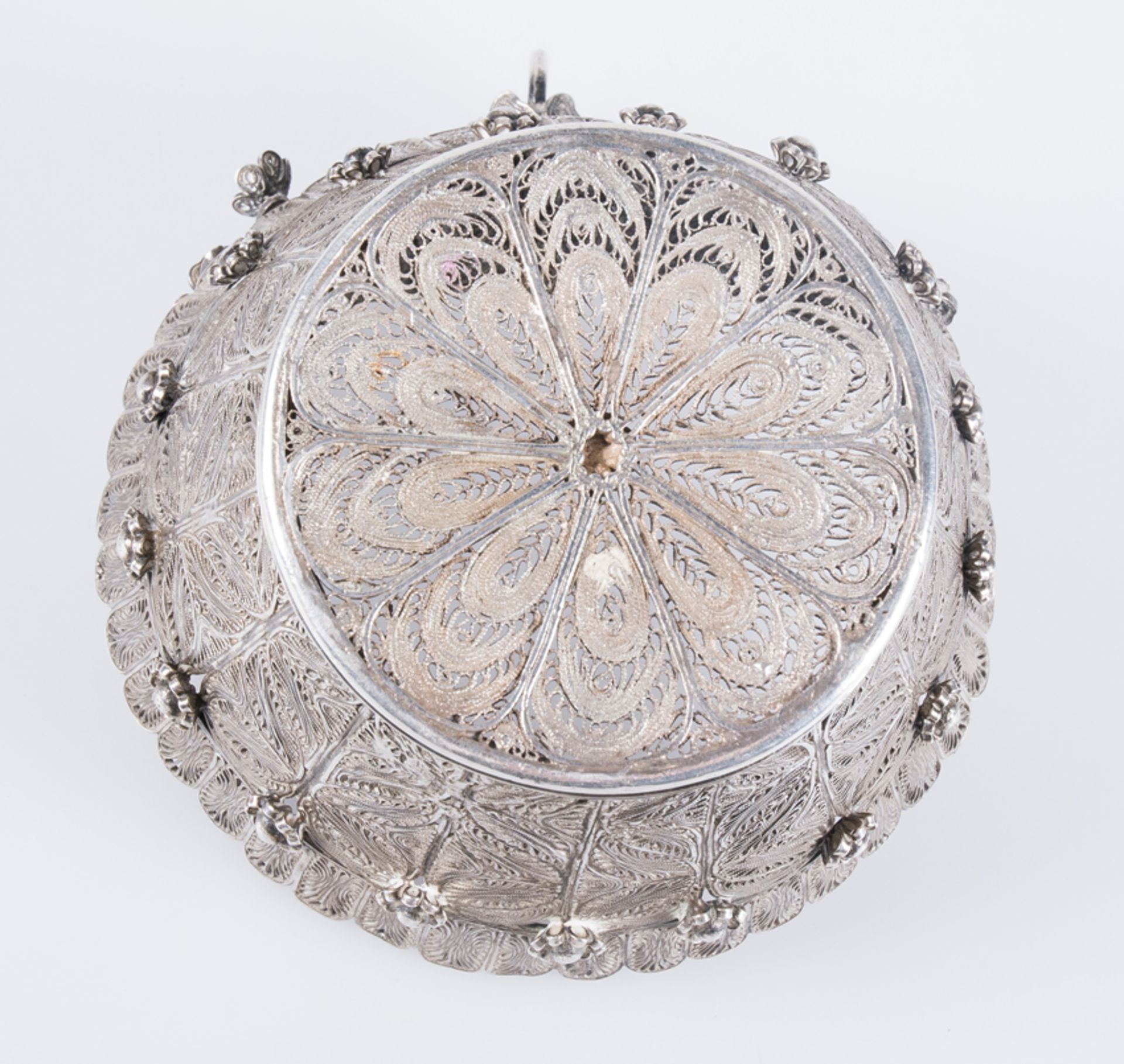 Silver filigree and cast silver scent bottle with applications in the shape of a basket. Colonial Sc - Image 7 of 7