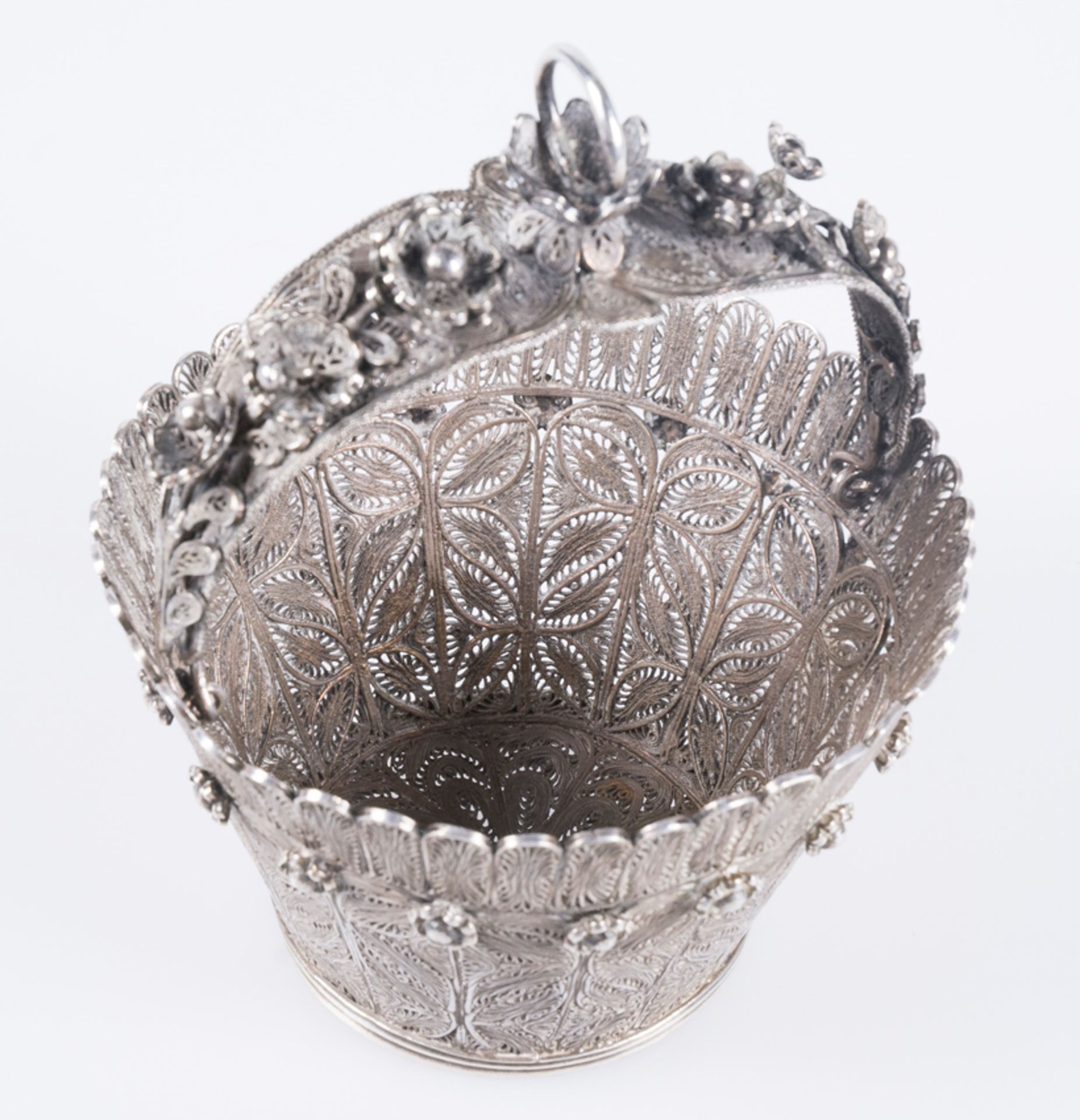 Silver filigree and cast silver scent bottle with applications in the shape of a basket. Colonial Sc - Image 4 of 7