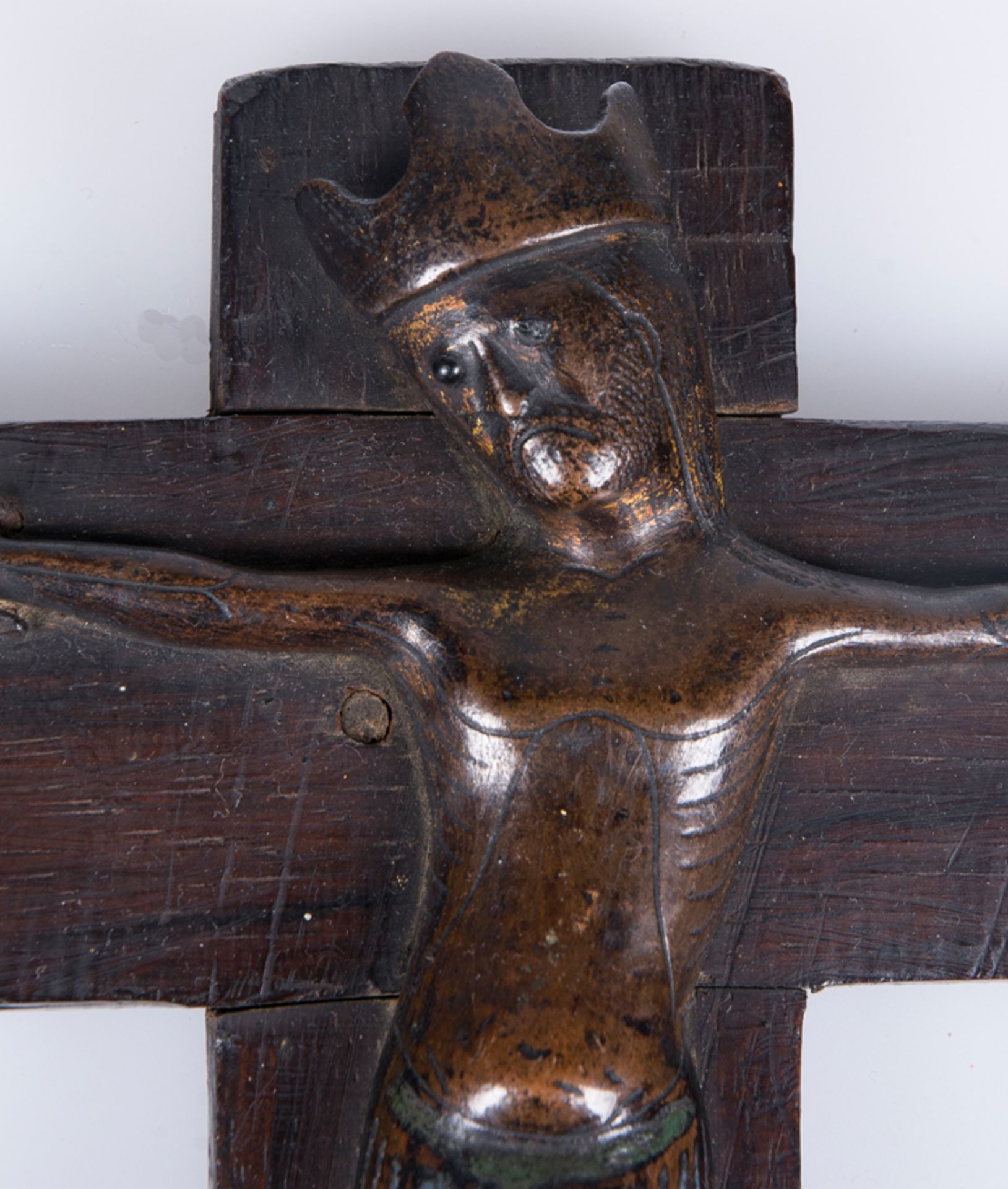 "Christ alive". Chased copper figure, with slight traces of gilding and champlevé enamel. Limoges. - Bild 3 aus 4