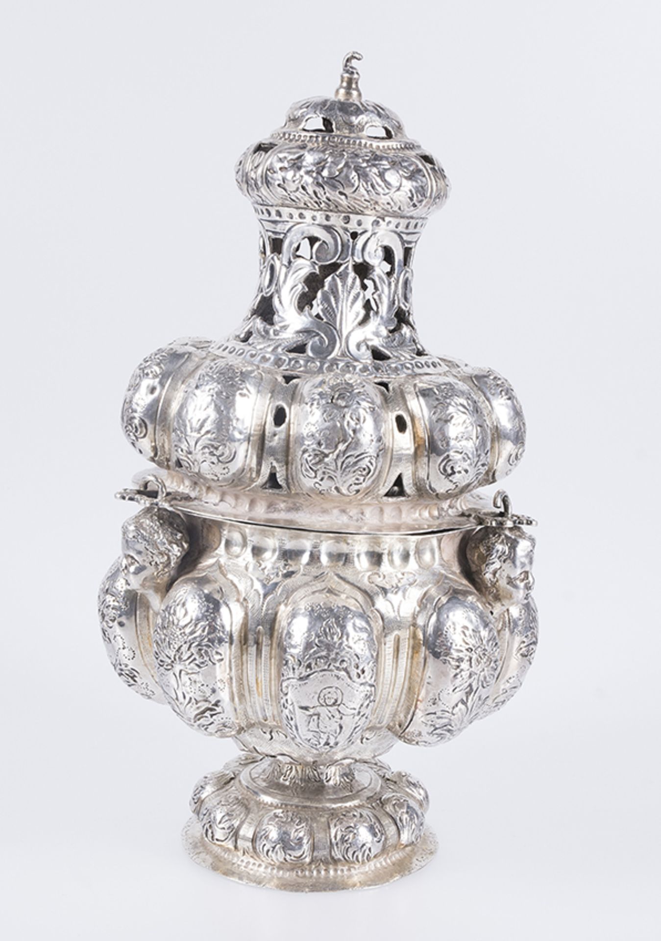 Large openwork, embossed and chiselled silver censer. 18th century. - Image 2 of 7