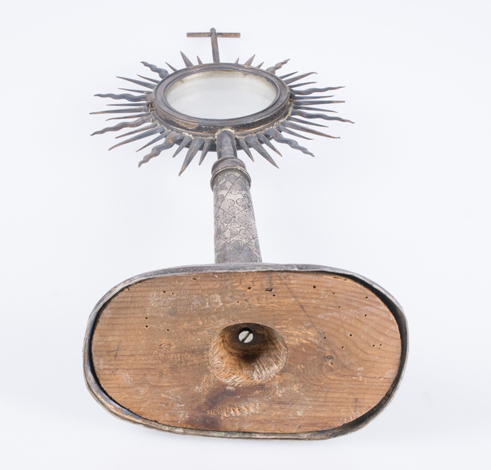 Monstrance in embossed silver. Colonial school. Possibly Mexico. XVII - XVIII century. - Image 5 of 5