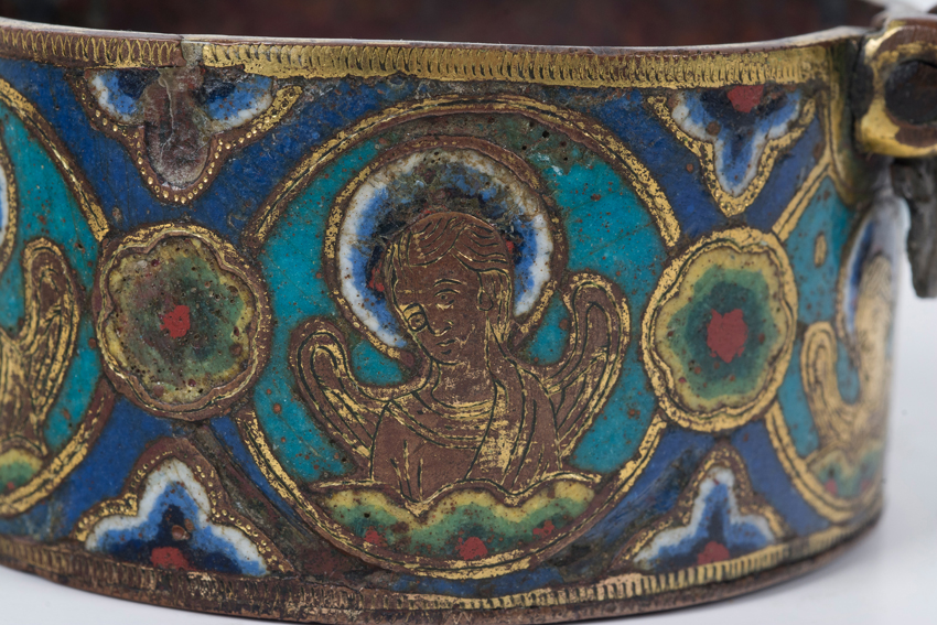 Chased and gilded copper pyx with champlevé enamel. Limoges. France. Romanesque. 13th century. - Image 9 of 14