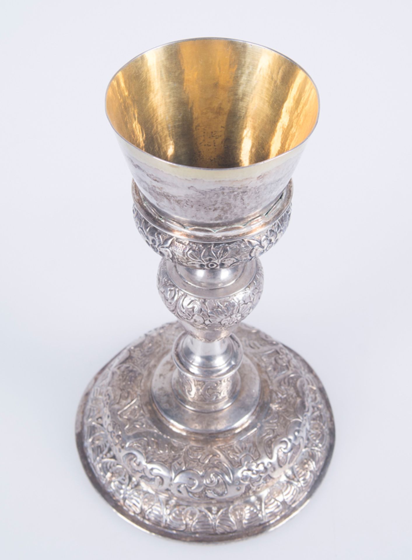 Embossed and chased silver chalice with a silver vermeil interior. Possibly Mexican. Late 16th cent - Image 3 of 8