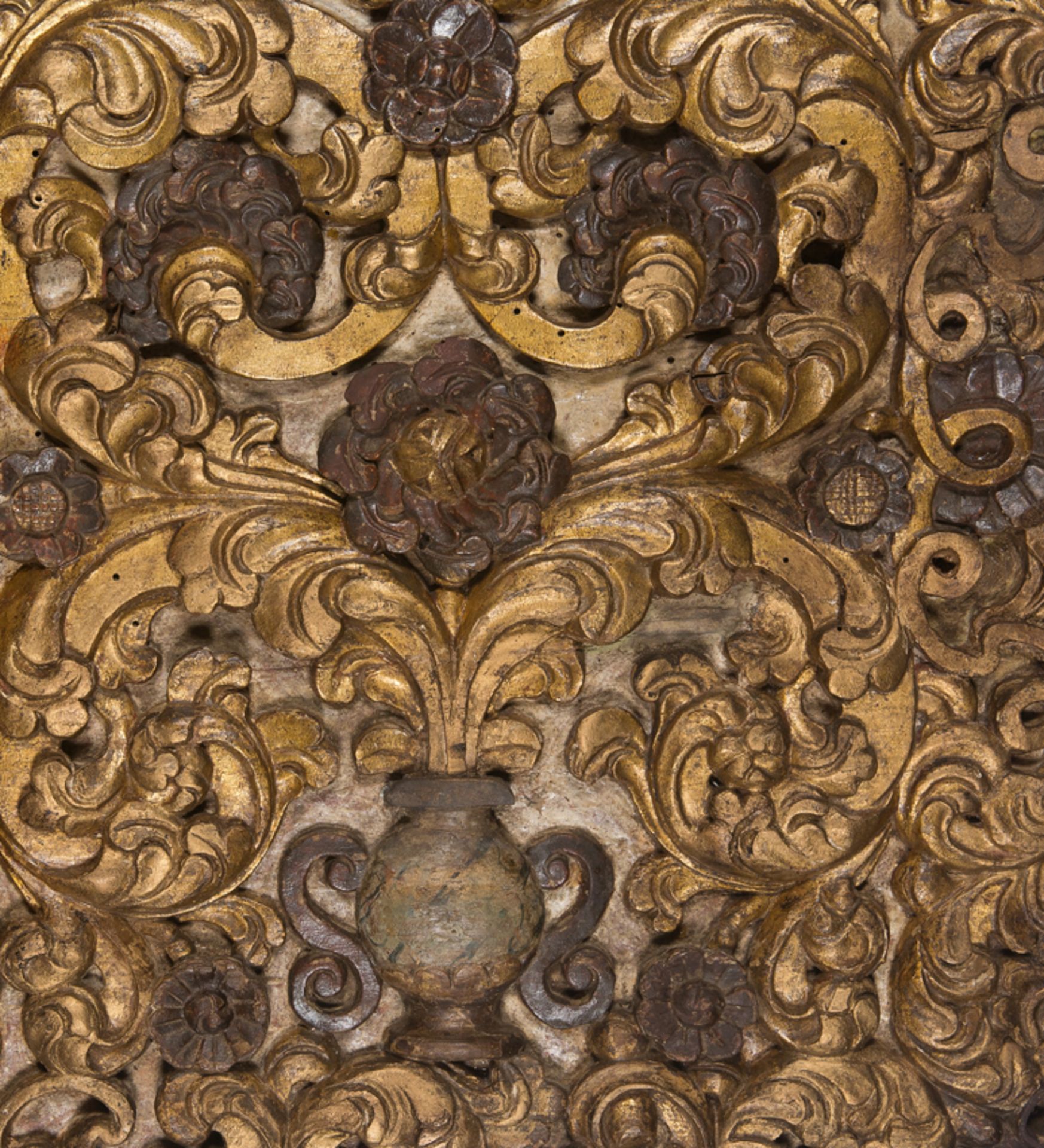 Carved, gilded, and polychromed wooden altar front. Colonial School. Peru. 17th century. - Image 4 of 5