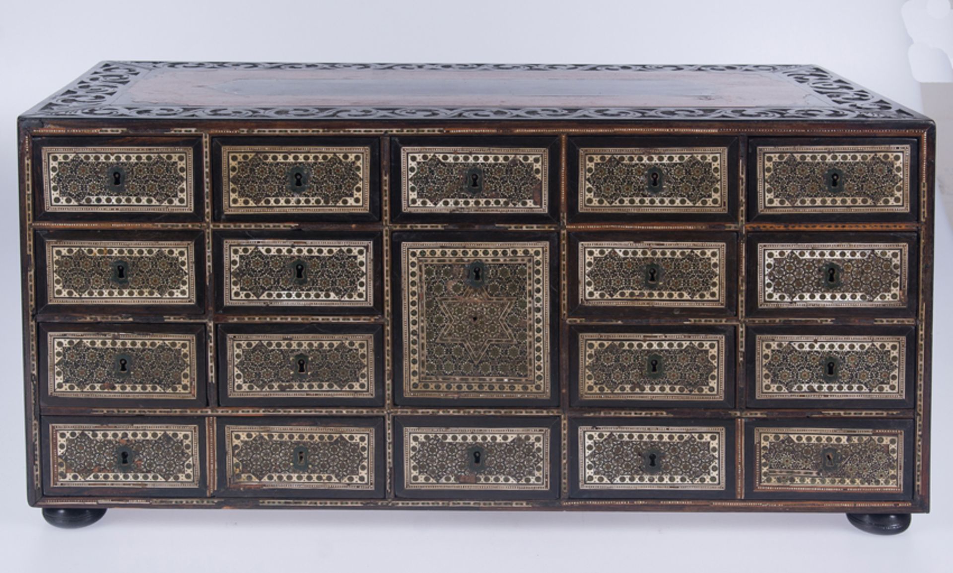 Ebony wood cabinet veneered with fine and tropical woods.. Indo-Portuguese School. Gujarat. 17th cen - Bild 2 aus 6