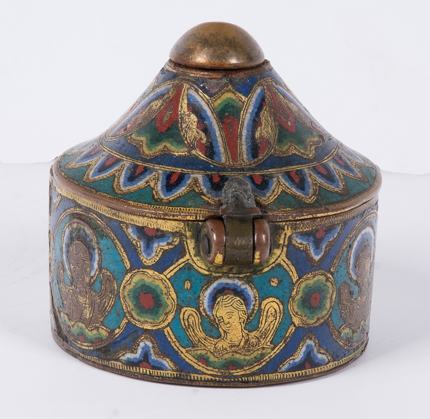 Chased and gilded copper pyx with champlevé enamel. Limoges. France. Romanesque. 13th century. - Image 4 of 14