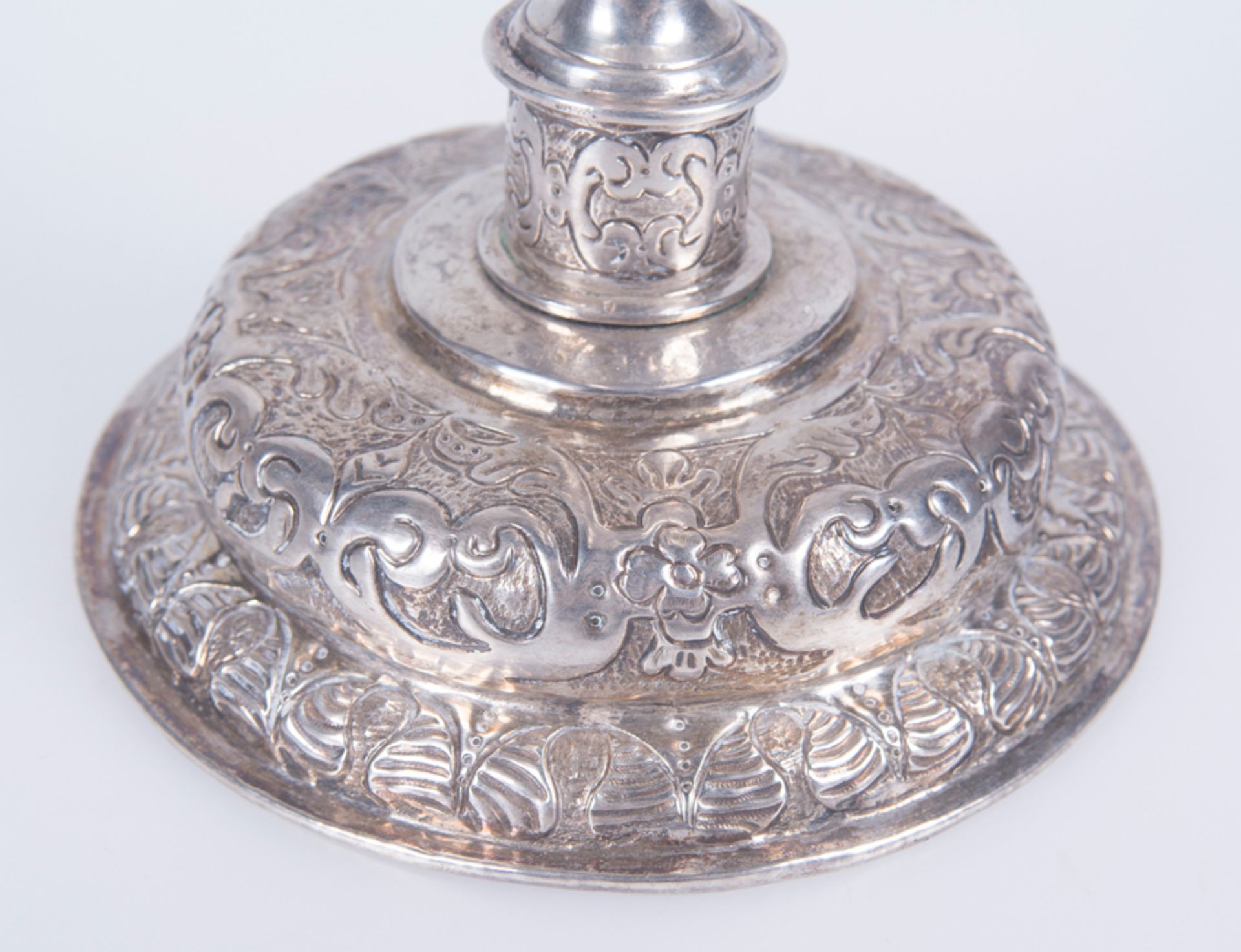 Embossed and chased silver chalice with a silver vermeil interior. Possibly Mexican. Late 16th cent - Bild 6 aus 8