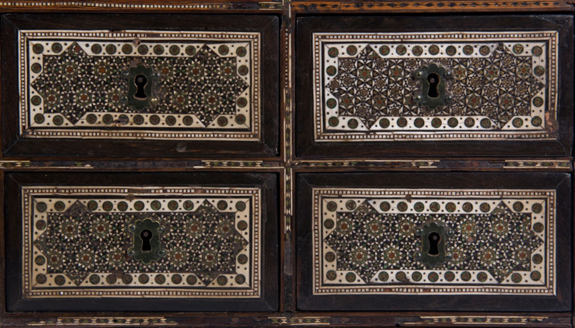 Ebony wood cabinet veneered with fine and tropical woods.. Indo-Portuguese School. Gujarat. 17th cen - Bild 4 aus 6