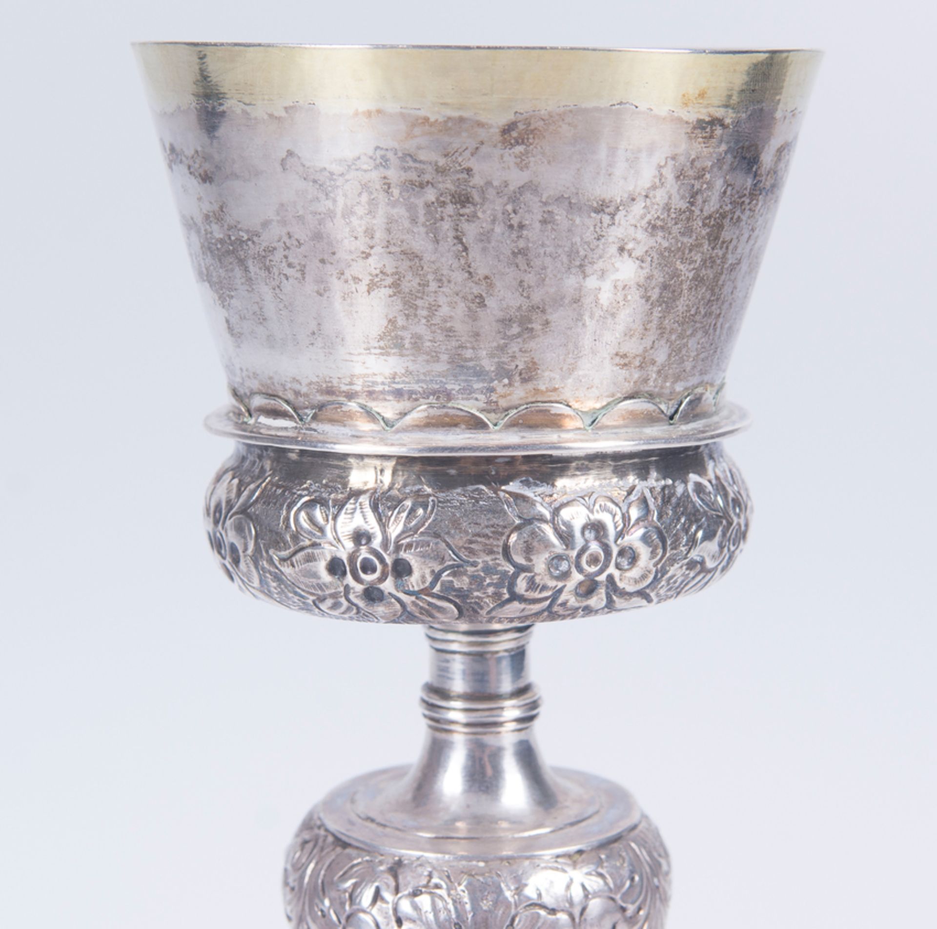 Embossed and chased silver chalice with a silver vermeil interior. Possibly Mexican. Late 16th cent - Bild 4 aus 8