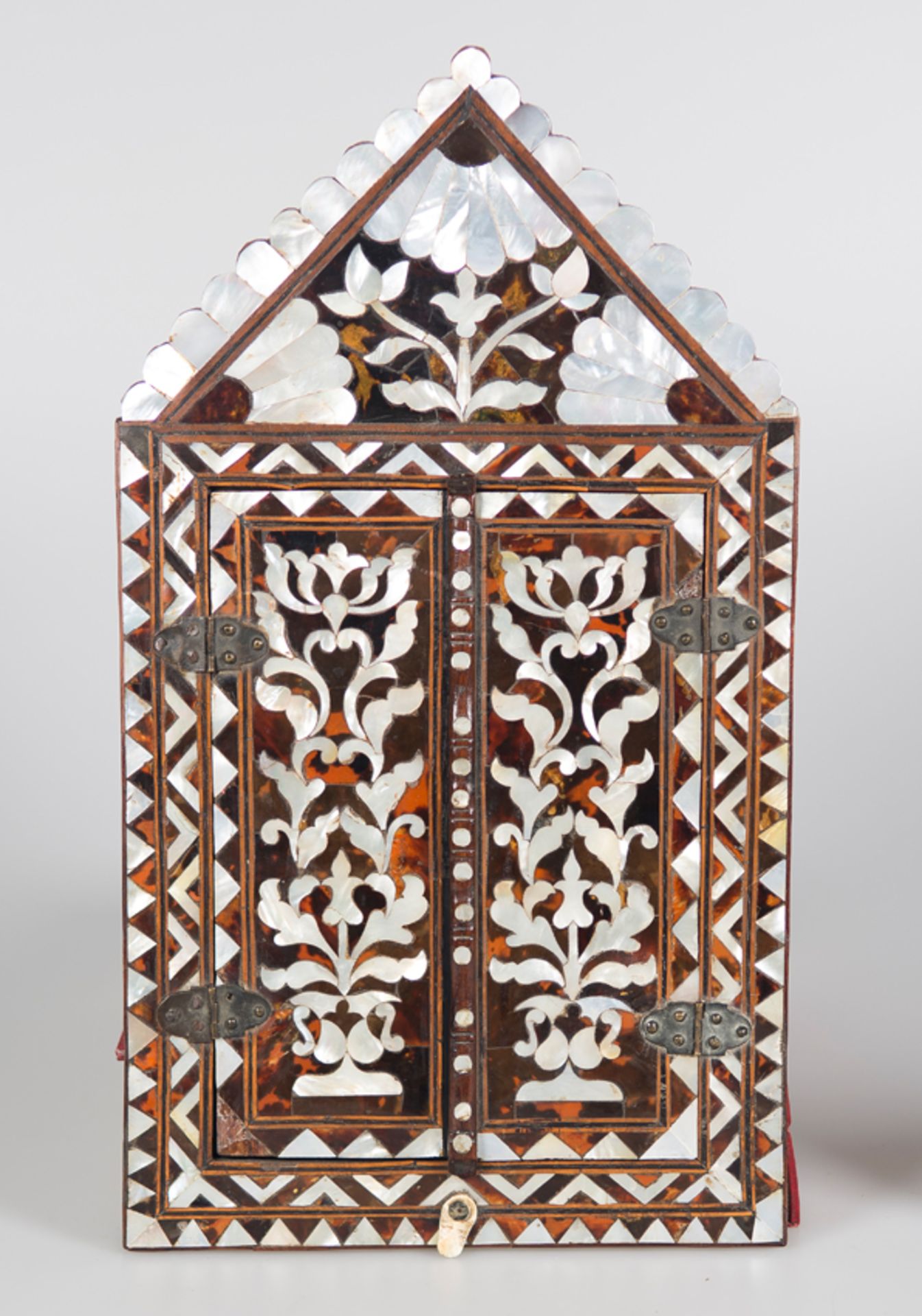 Travel Altar in Ottoman marquetry of wood, tortoiseshell, mother-of-pearl and iron fittings. 18th c. - Bild 4 aus 5