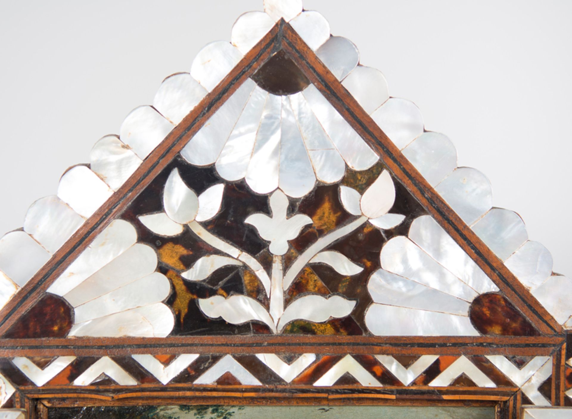 Travel Altar in Ottoman marquetry of wood, tortoiseshell, mother-of-pearl and iron fittings. 18th c. - Bild 3 aus 5