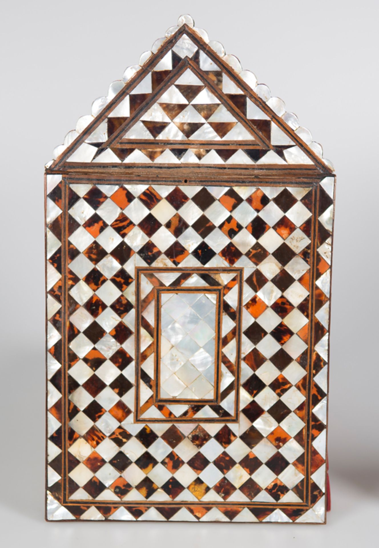 Travel Altar in Ottoman marquetry of wood, tortoiseshell, mother-of-pearl and iron fittings. 18th c. - Bild 5 aus 5