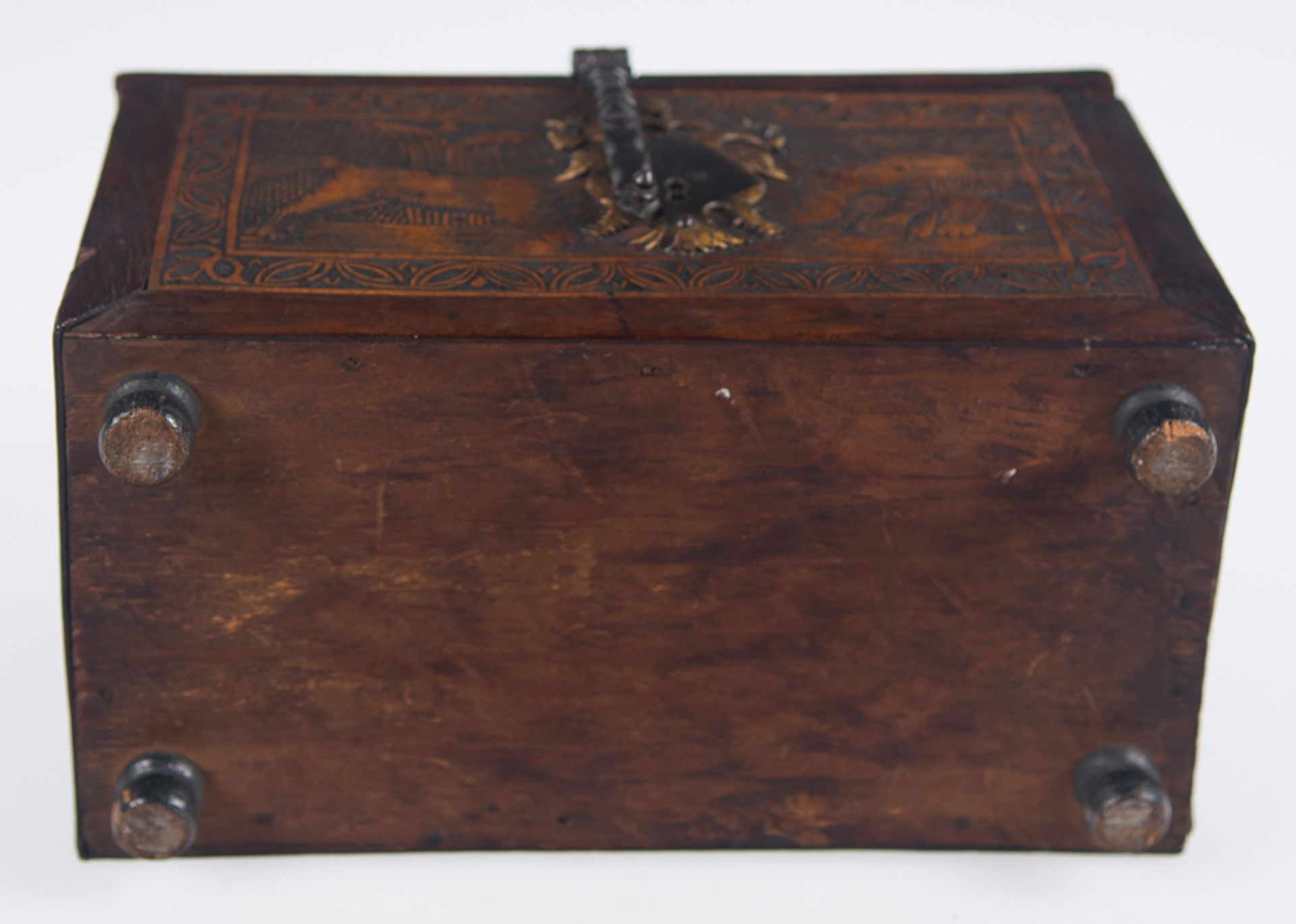 Engraved wooden chest with iron fittings and curved lid. Colonial work. Villa Alta de San Ildefonso, - Image 11 of 11