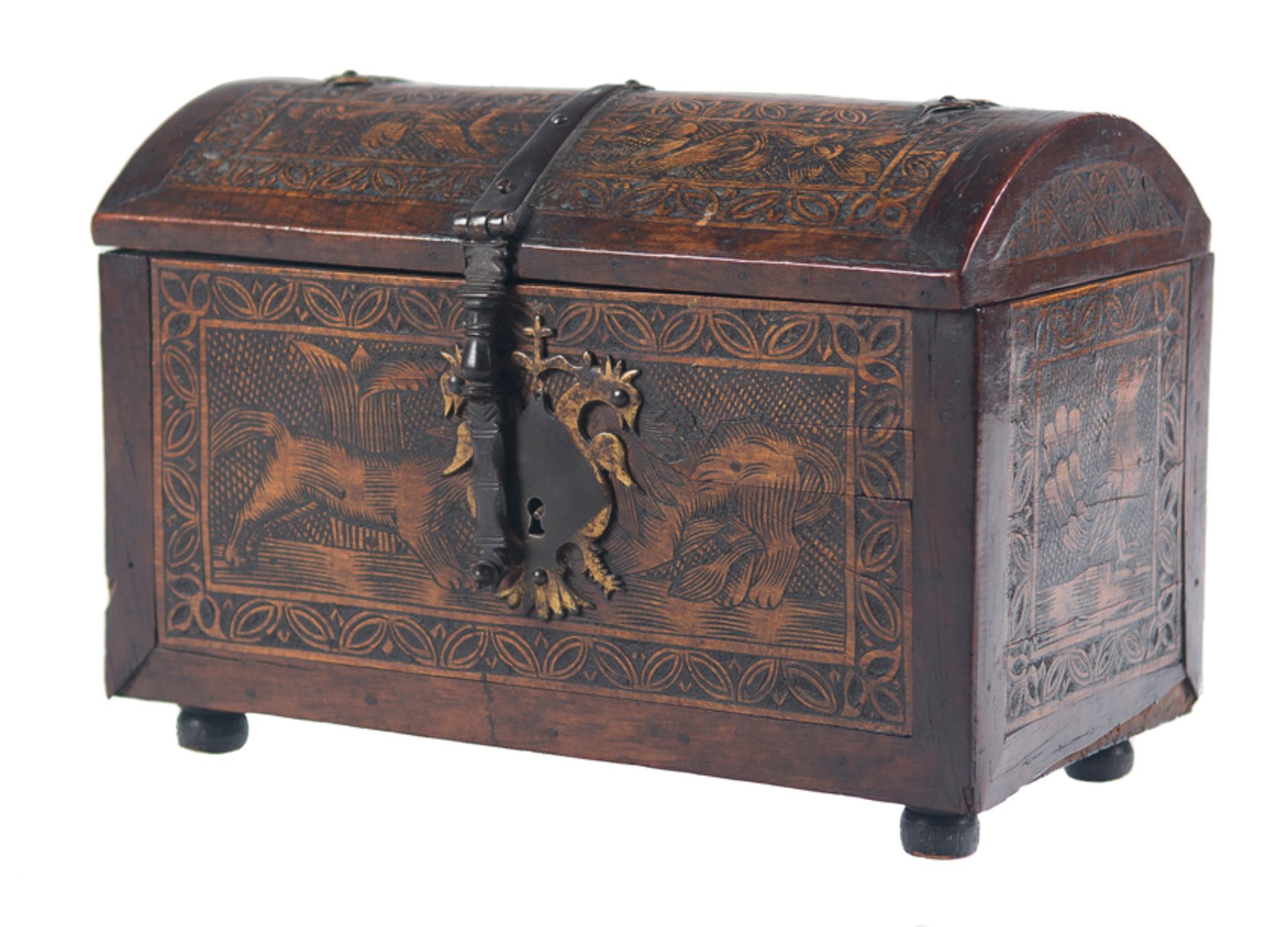 Engraved wooden chest with iron fittings and curved lid. Colonial work. Villa Alta de San Ildefonso, - Image 2 of 11