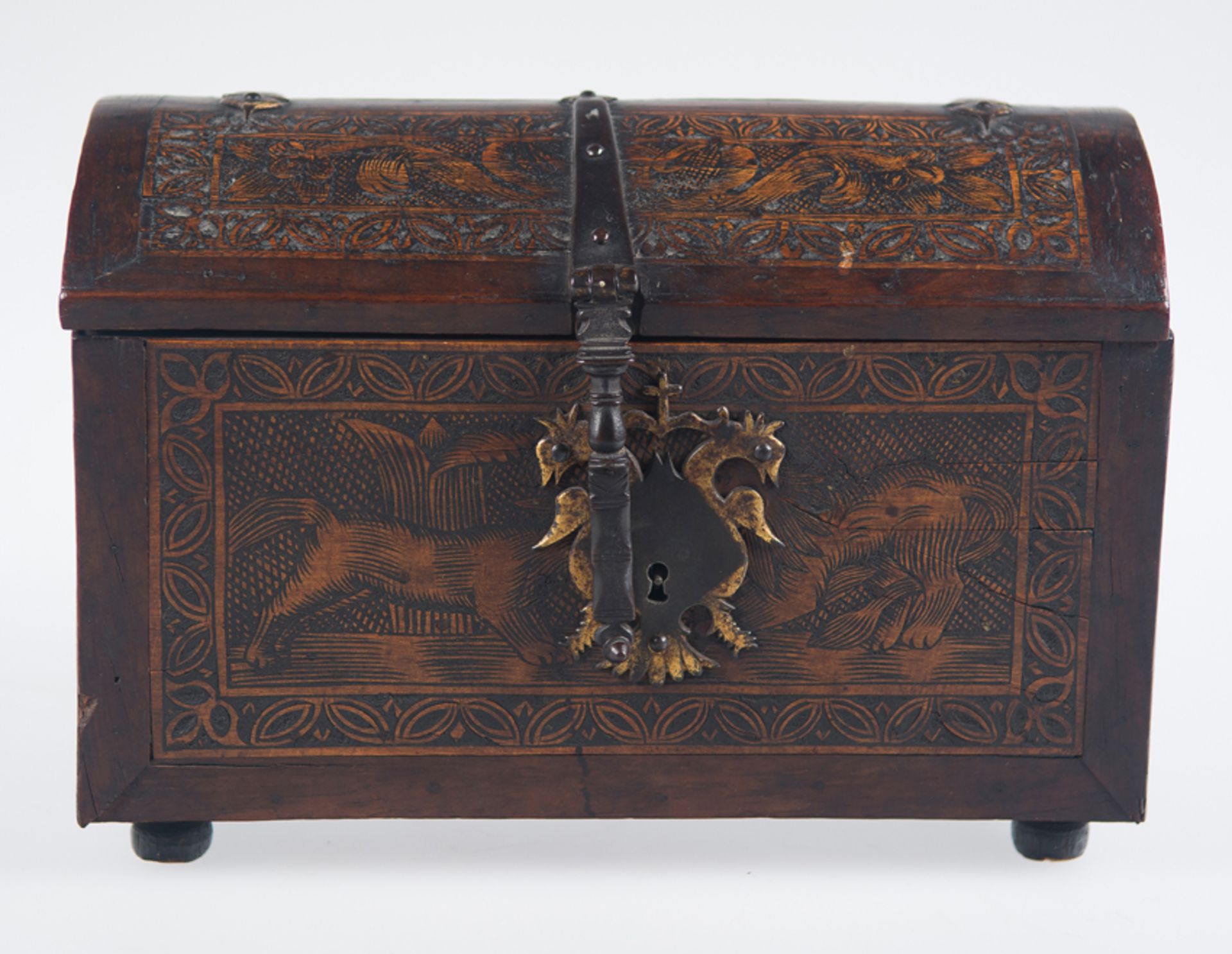 Engraved wooden chest with iron fittings and curved lid. Colonial work. Villa Alta de San Ildefonso, - Image 3 of 11