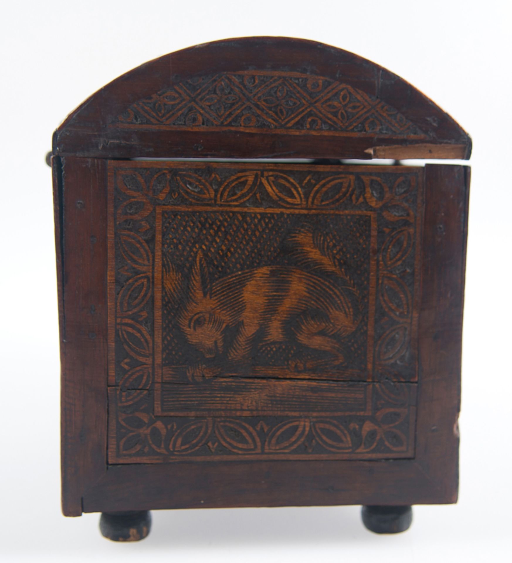 Engraved wooden chest with iron fittings and curved lid. Colonial work. Villa Alta de San Ildefonso, - Image 9 of 11