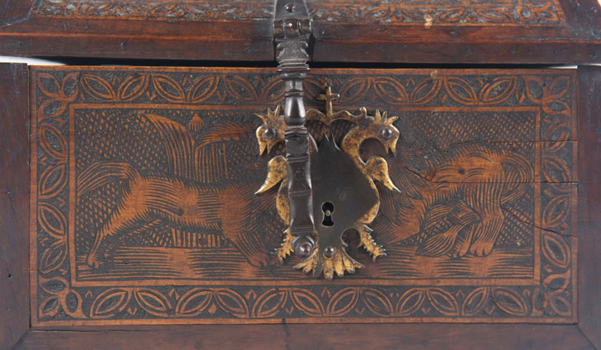Engraved wooden chest with iron fittings and curved lid. Colonial work. Villa Alta de San Ildefonso, - Image 4 of 11