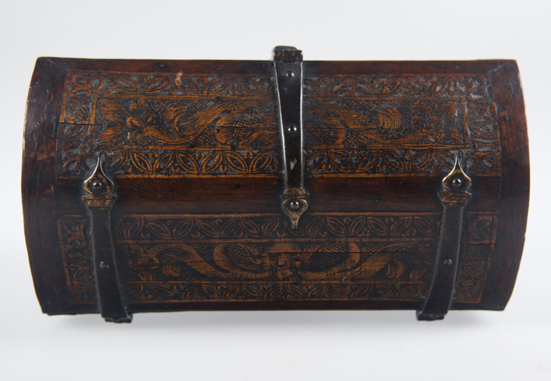 Engraved wooden chest with iron fittings and curved lid. Colonial work. Villa Alta de San Ildefonso, - Image 7 of 11