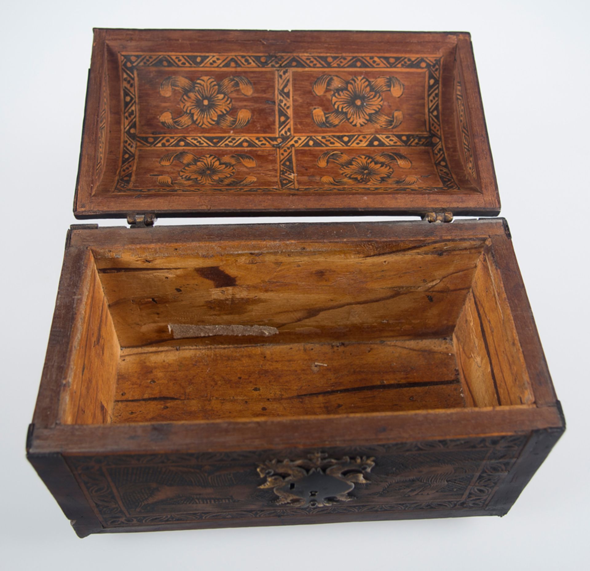 Engraved wooden chest with iron fittings and curved lid. Colonial work. Villa Alta de San Ildefonso, - Image 5 of 11