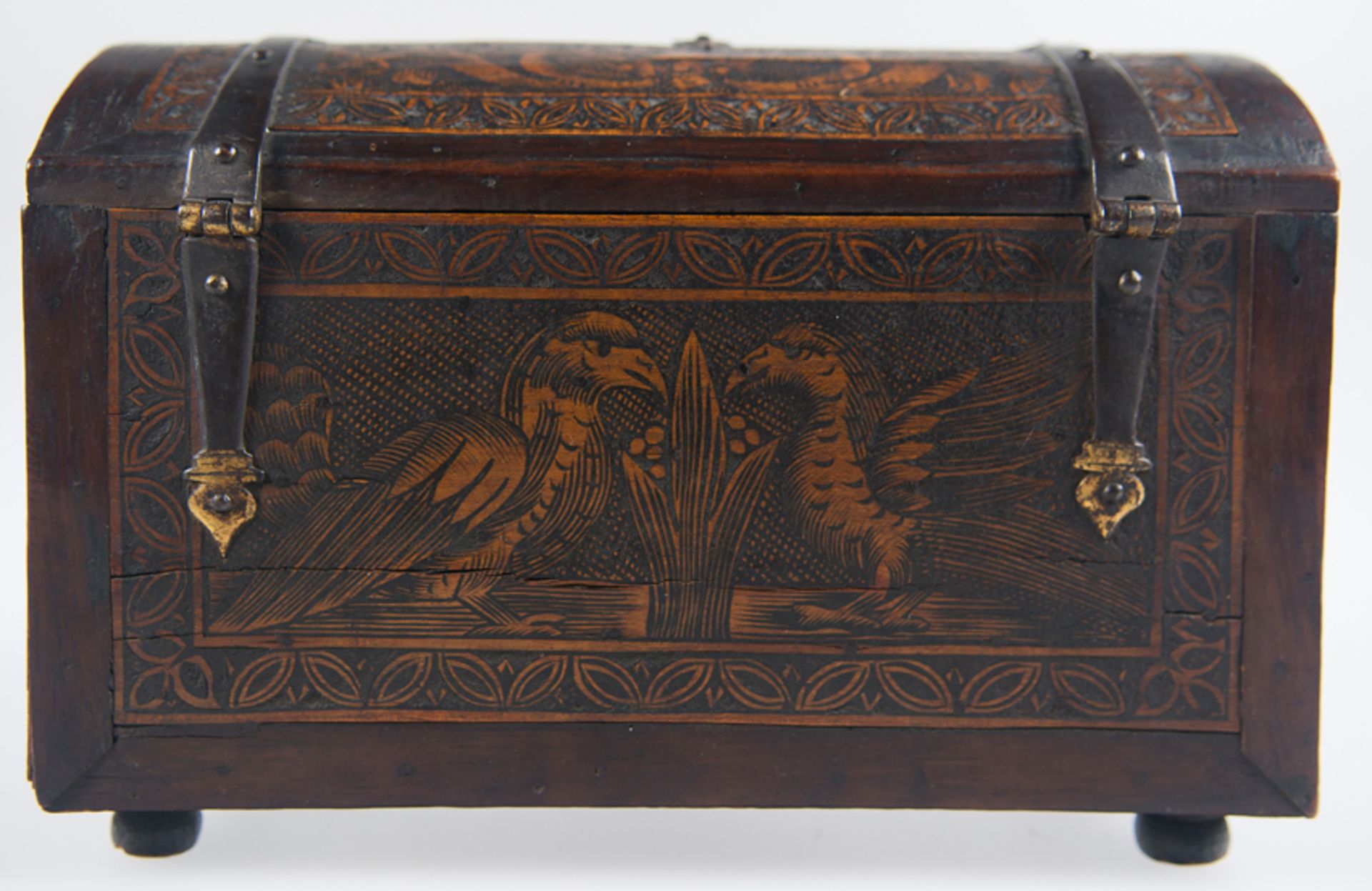 Engraved wooden chest with iron fittings and curved lid. Colonial work. Villa Alta de San Ildefonso, - Image 8 of 11