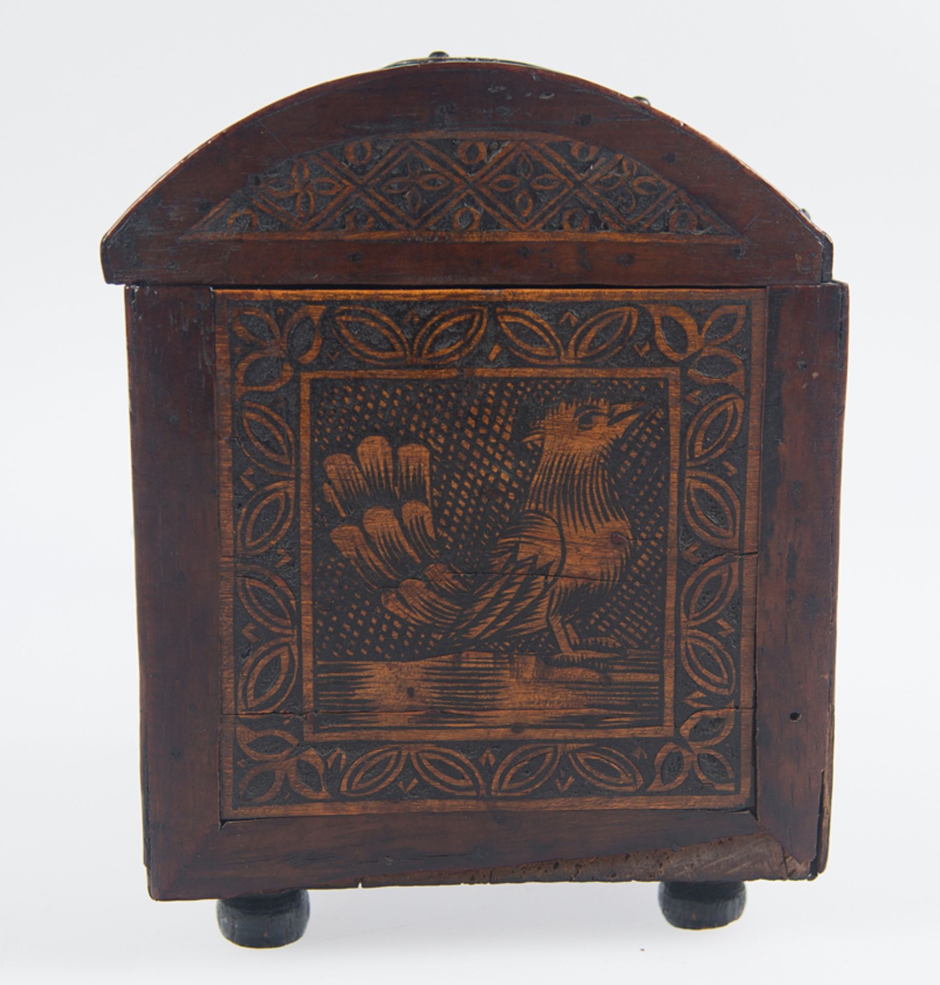 Engraved wooden chest with iron fittings and curved lid. Colonial work. Villa Alta de San Ildefonso, - Image 10 of 11