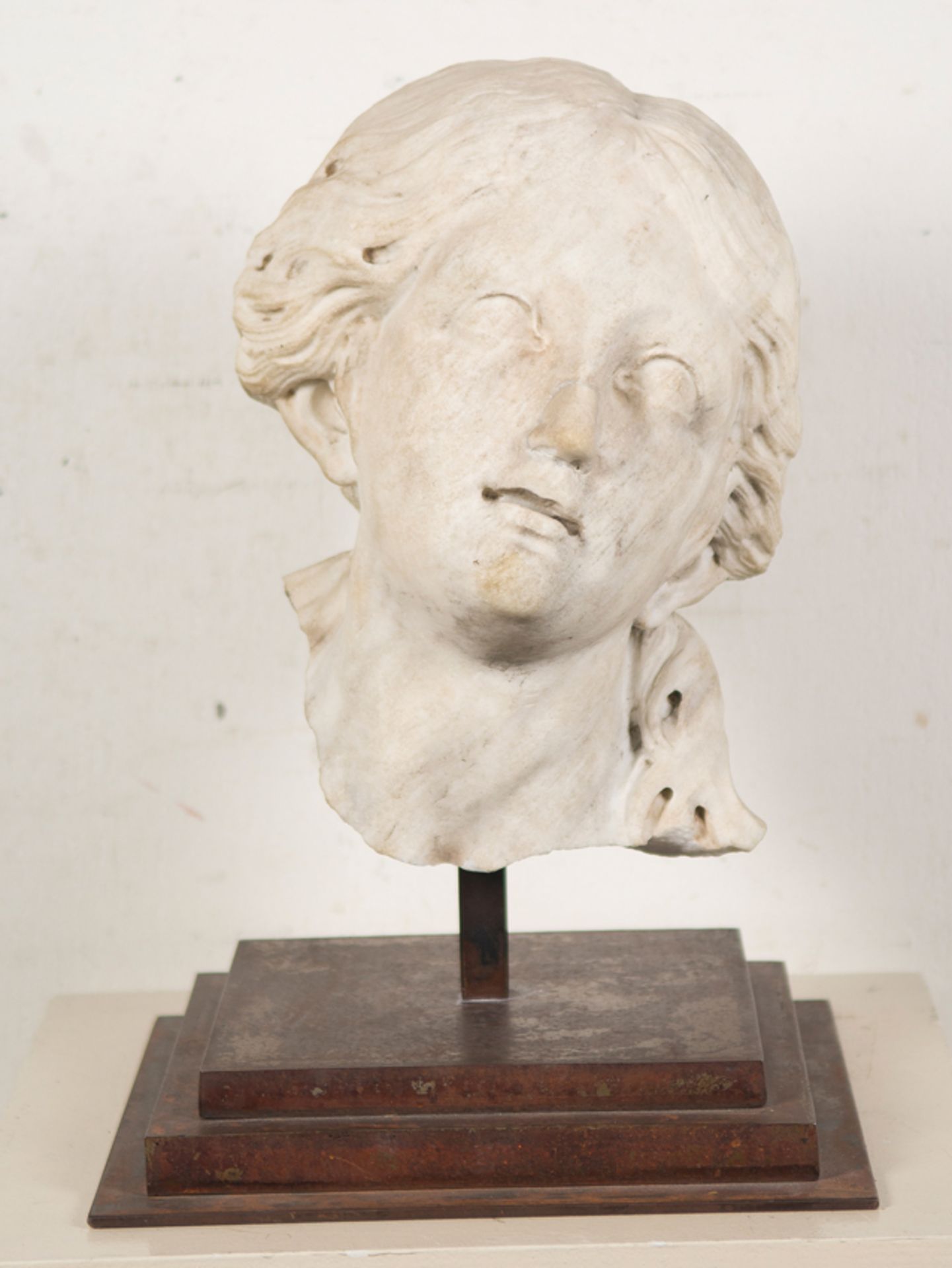 Woman&#039;s head.&nbsp; Sculpture in white marble. - Bild 2 aus 6