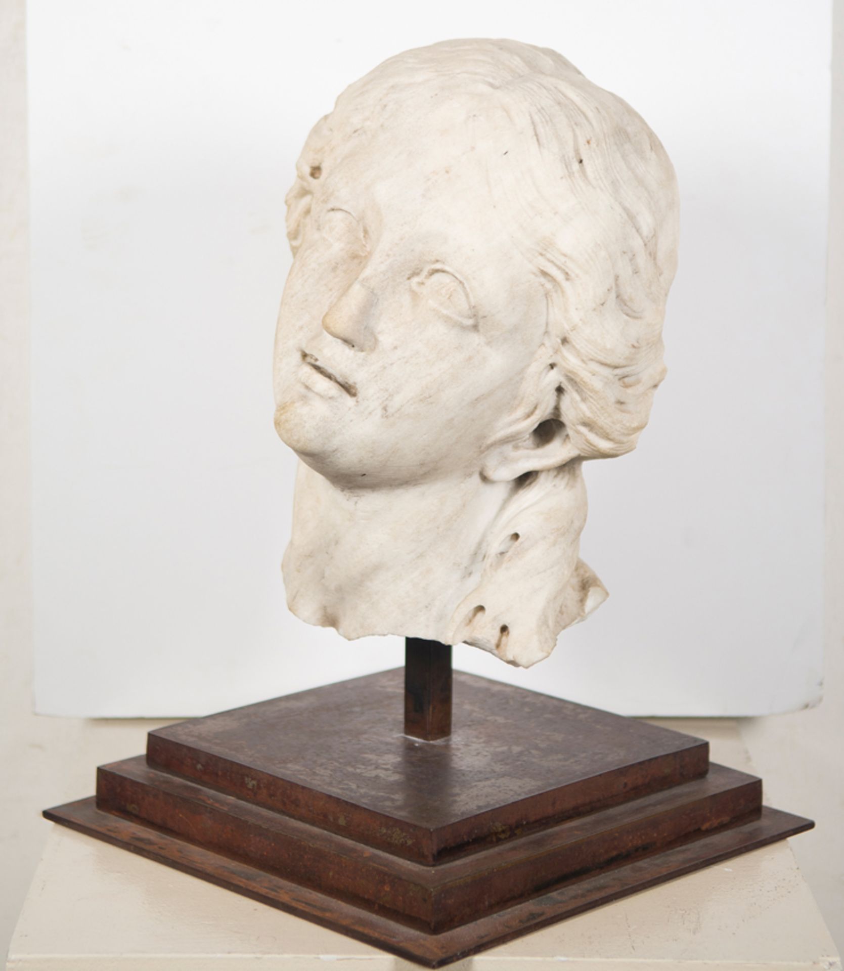 Woman&#039;s head.&nbsp; Sculpture in white marble. - Bild 3 aus 6