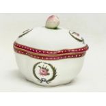 A Richard Ginori ‘Orlik’ porcelain trinket box. Made in Italy. 12x10cm